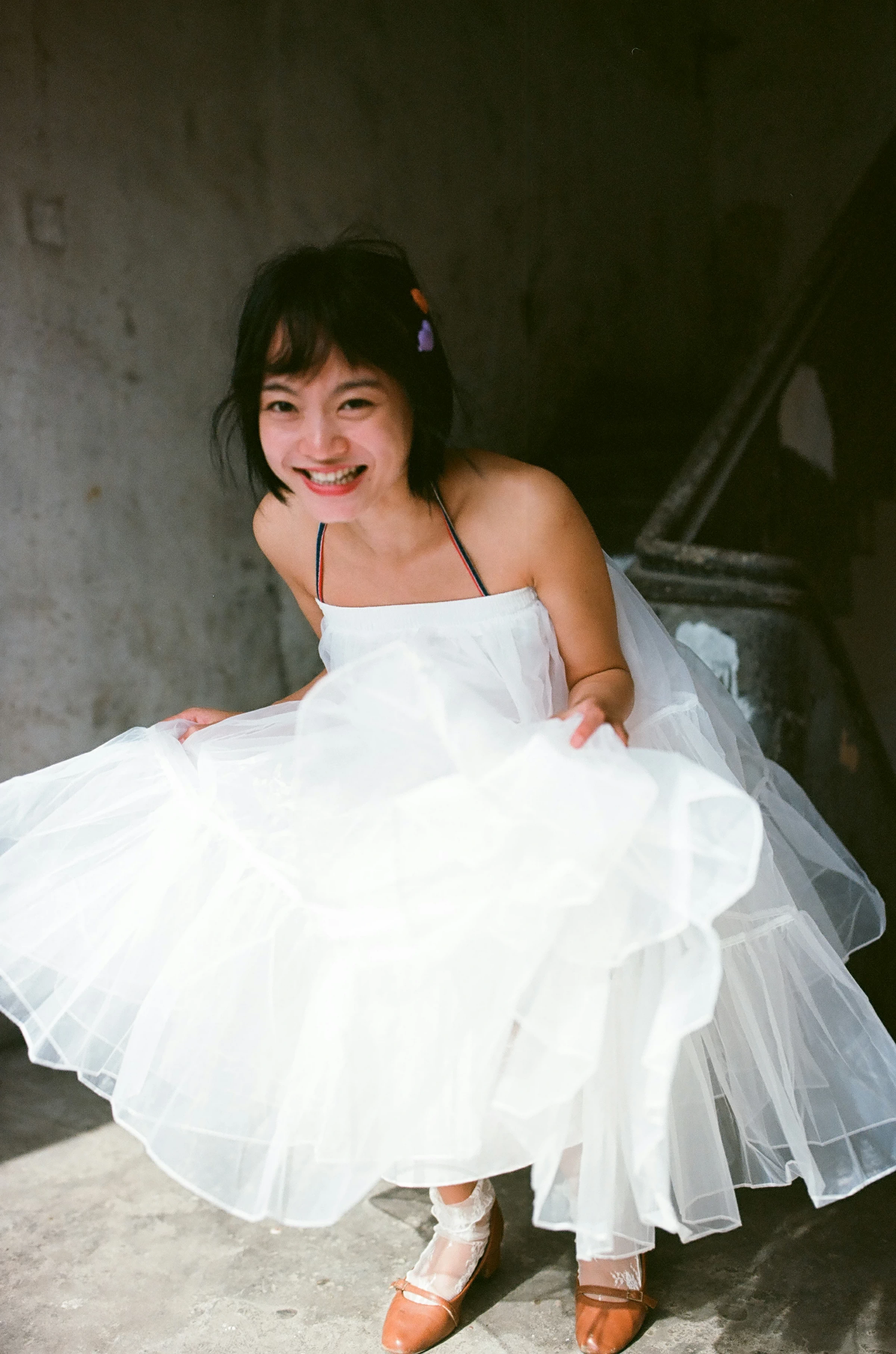 [YALAYI雅拉伊]NO.131 游街 米粒米粒 彩色背心与牛仔外套加白色透视裙私房写真集第2张