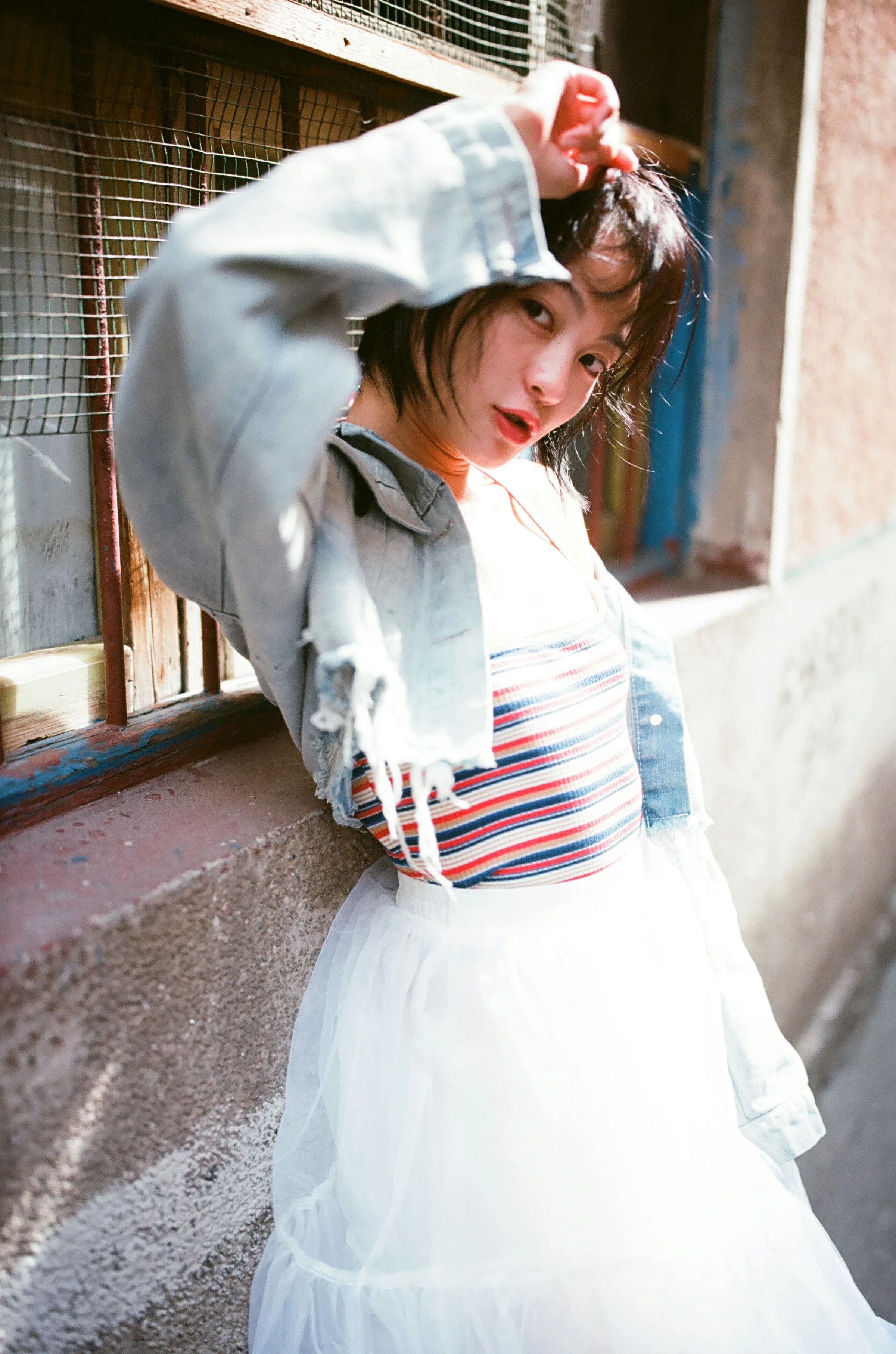 [YALAYI雅拉伊]NO.131 游街 米粒米粒 彩色背心与牛仔外套加白色透视裙私房写真集第9张