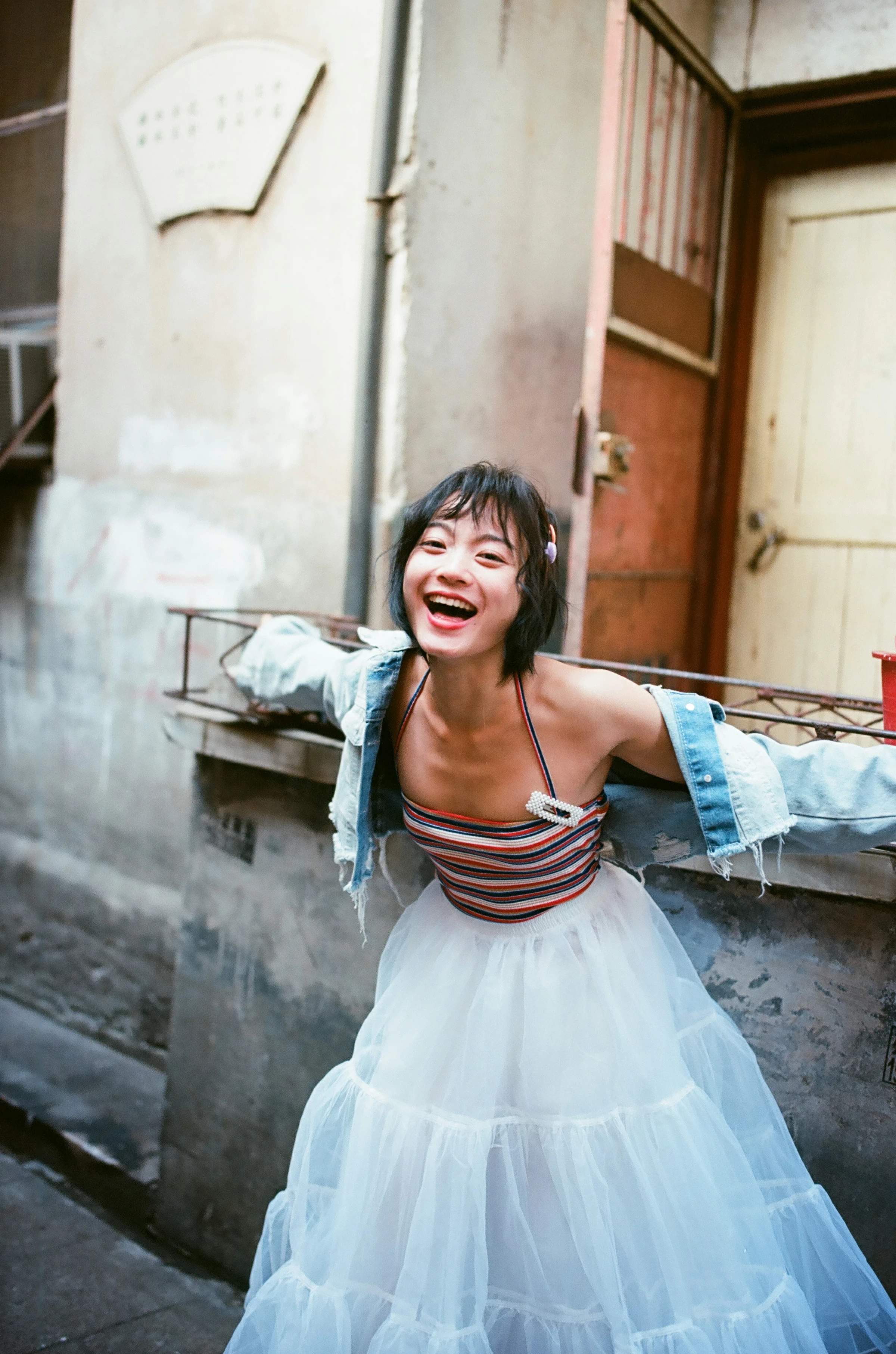 [YALAYI雅拉伊]NO.131 游街 米粒米粒 彩色背心与牛仔外套加白色透视裙私房写真集第10张