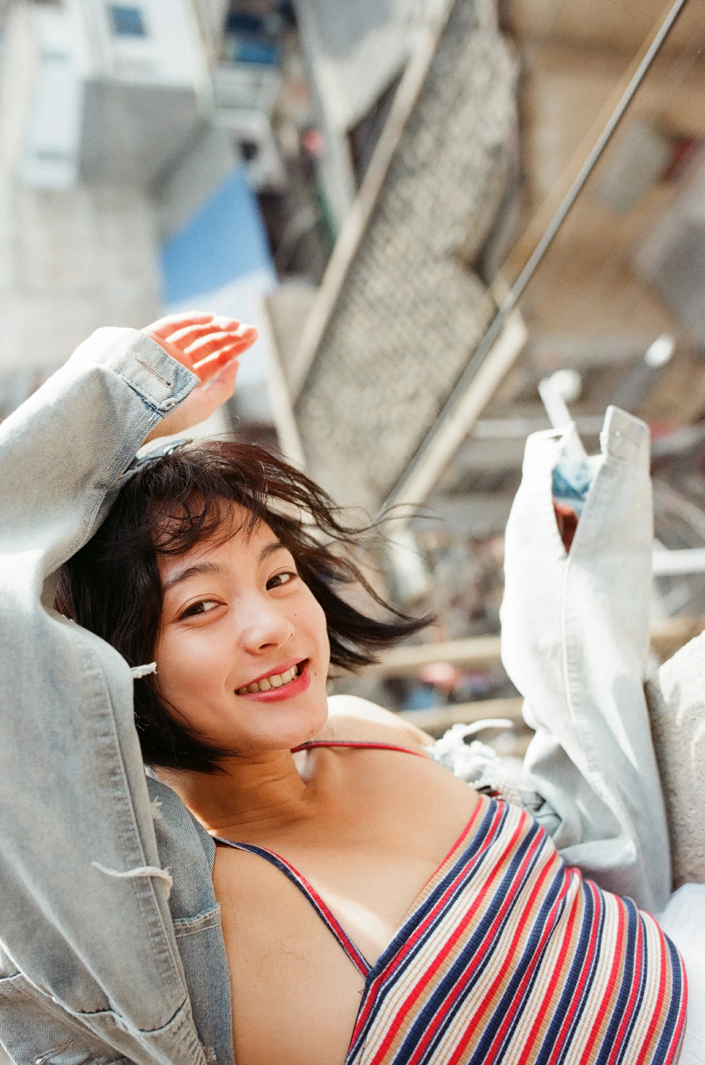 [YALAYI雅拉伊]NO.131 游街 米粒米粒 彩色背心与牛仔外套加白色透视裙私房写真集第16张