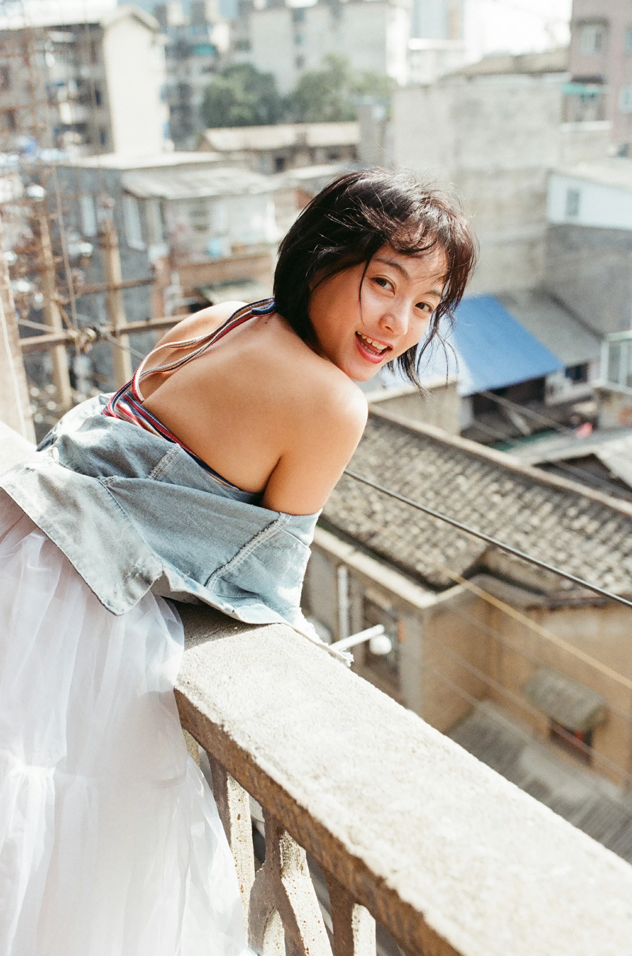 [YALAYI雅拉伊]NO.131 游街 米粒米粒 彩色背心与牛仔外套加白色透视裙私房写真集第17张