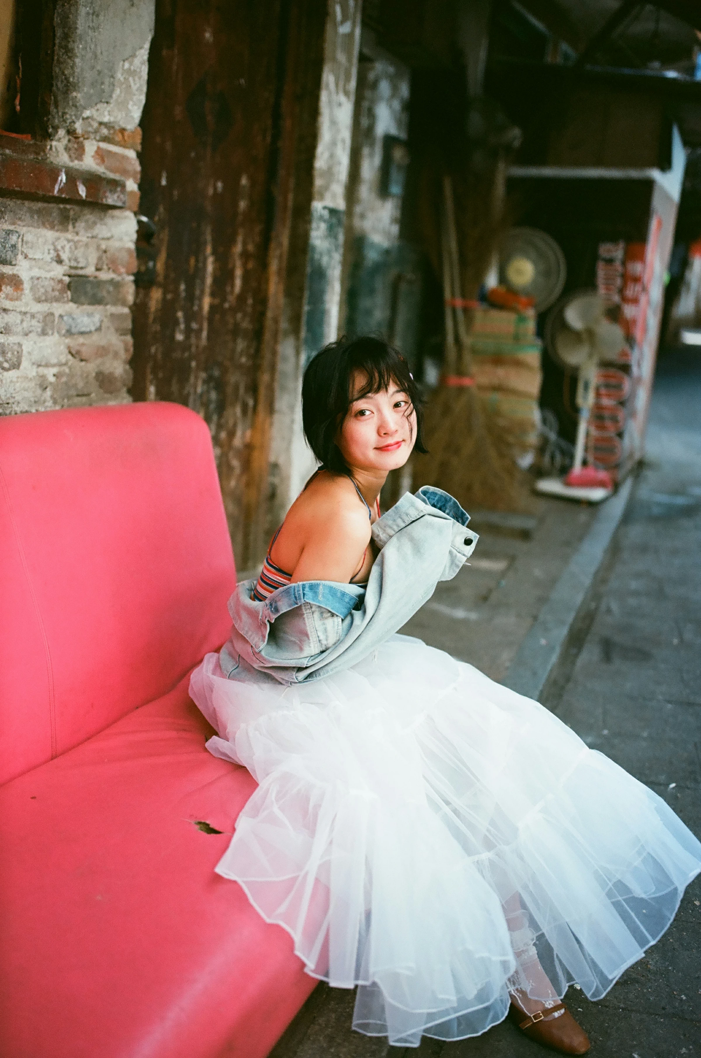 [YALAYI雅拉伊]NO.131 游街 米粒米粒 彩色背心与牛仔外套加白色透视裙私房写真集第18张