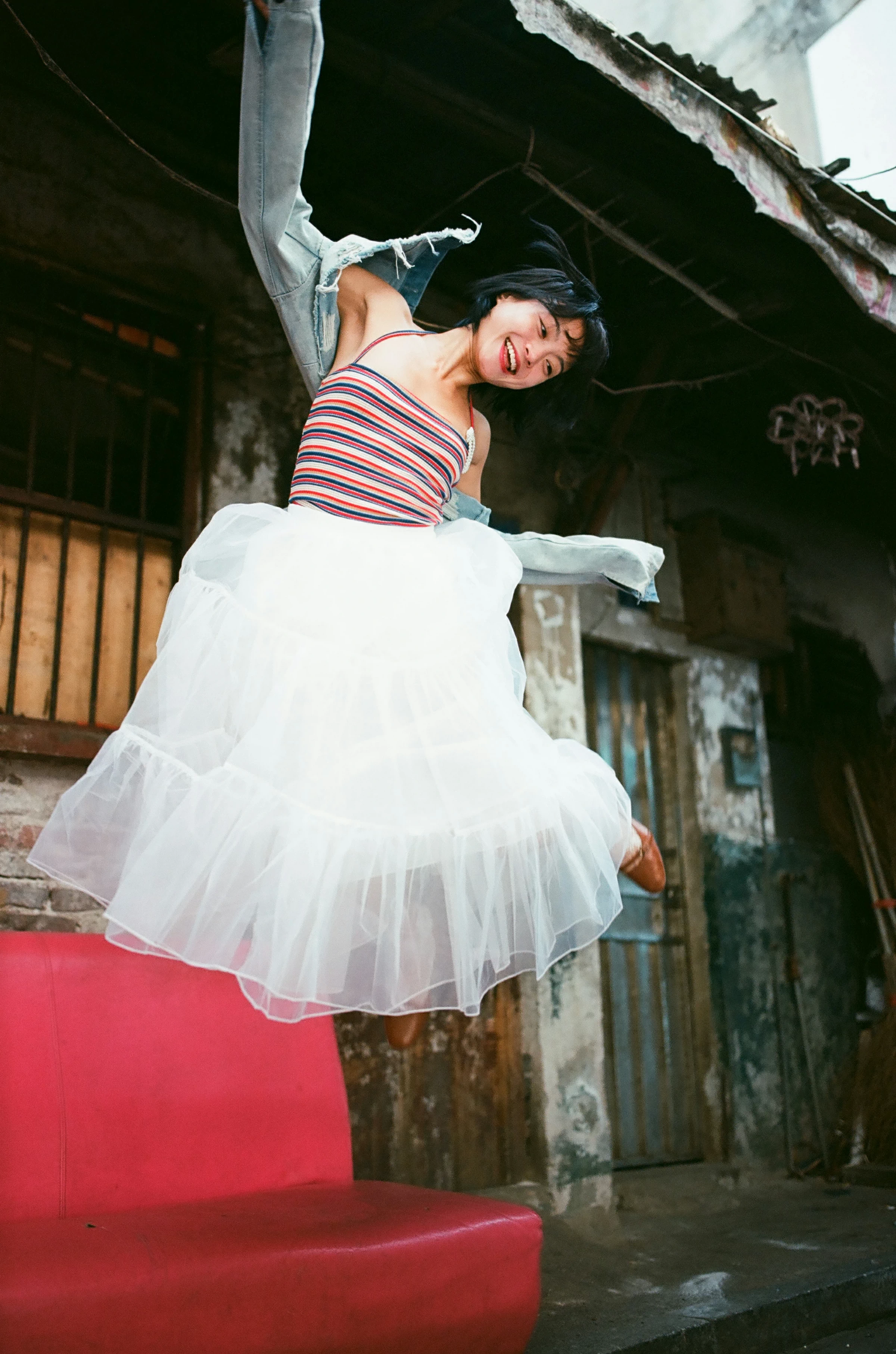 [YALAYI雅拉伊]NO.131 游街 米粒米粒 彩色背心与牛仔外套加白色透视裙私房写真集第19张