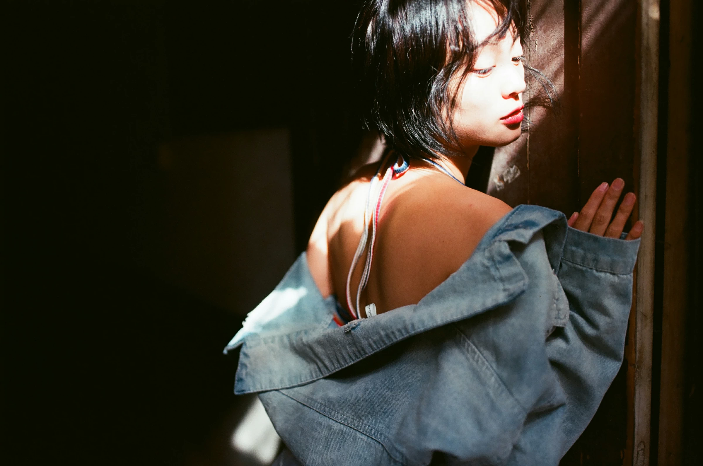 [YALAYI雅拉伊]NO.131 游街 米粒米粒 彩色背心与牛仔外套加白色透视裙私房写真集第20张