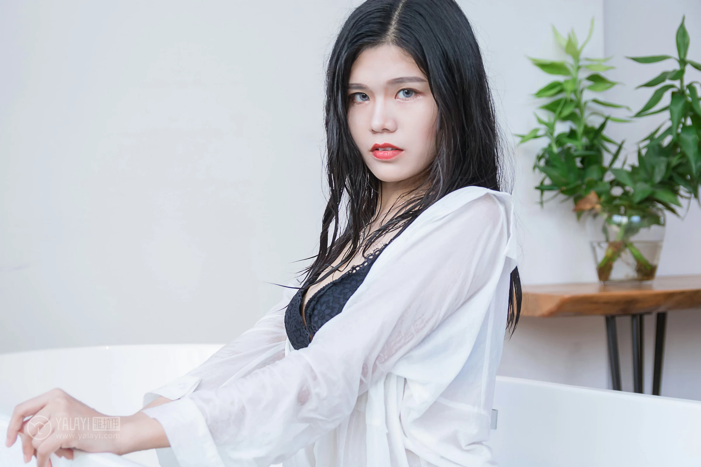 [YALAYI雅拉伊]NO.134 嬉水浴室 小灰 透视衬衫加黑色蕾丝镂空内衣性感私房写真集第11张