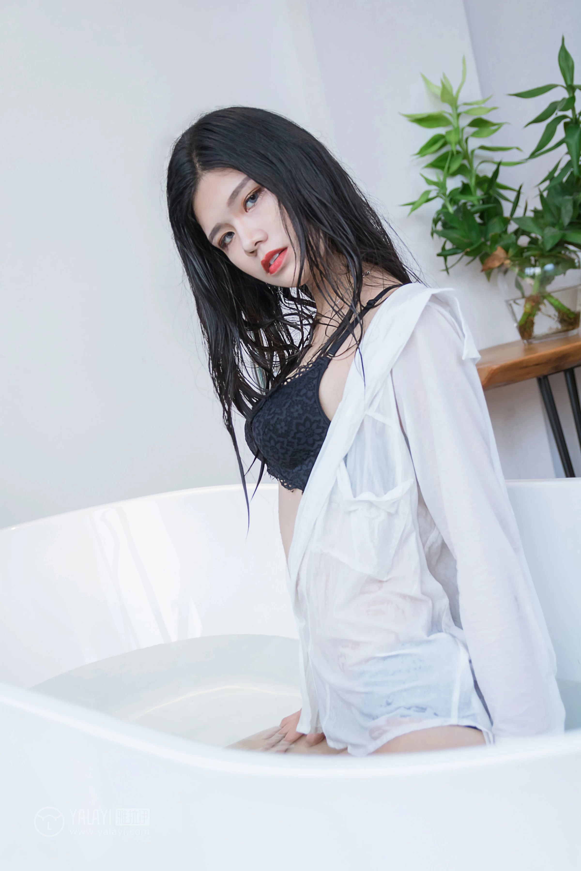[YALAYI雅拉伊]NO.134 嬉水浴室 小灰 透视衬衫加黑色蕾丝镂空内衣性感私房写真集第12张