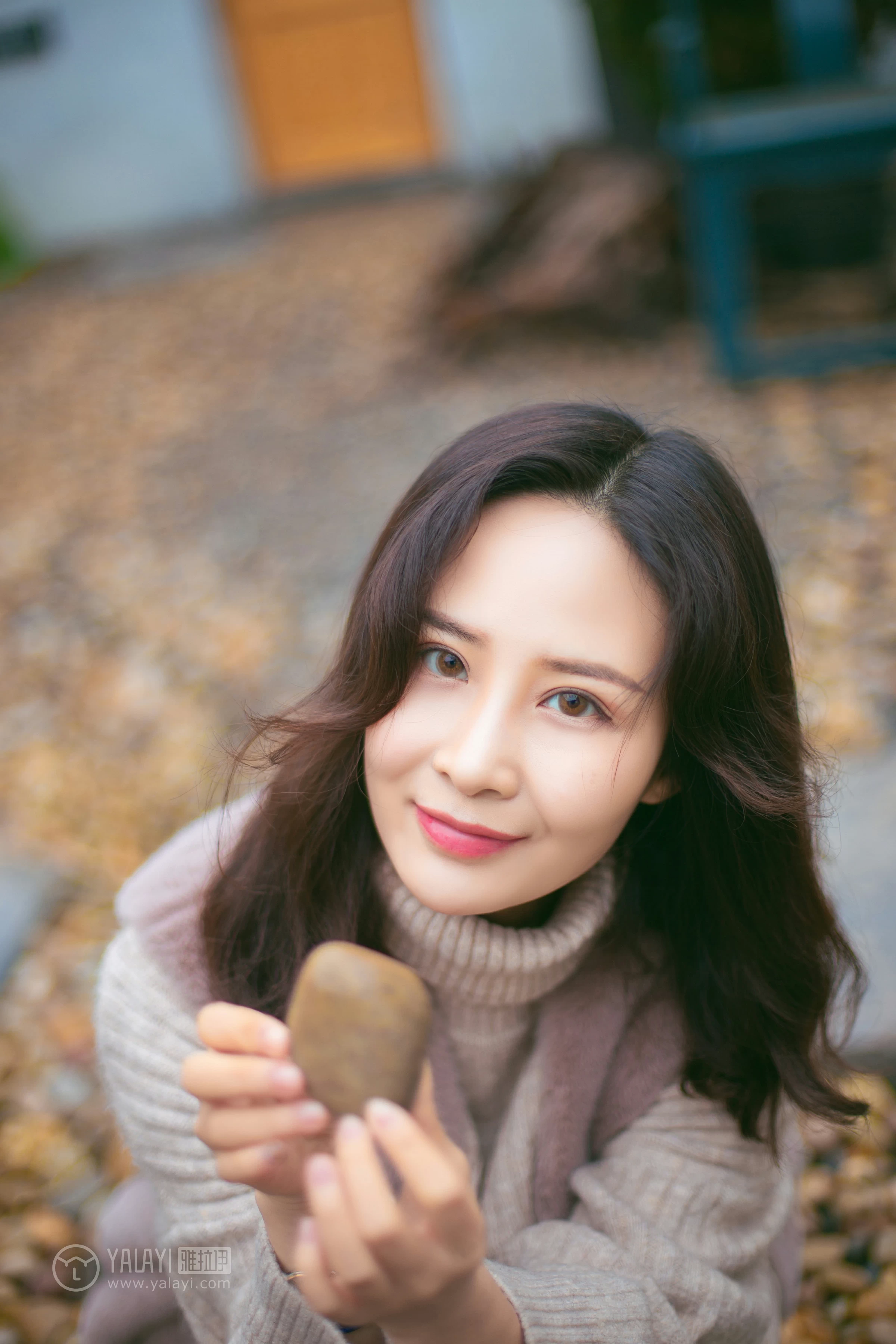 [YALAYI雅拉伊]NO.151 旅行日记 毛毛 米色毛衣加休闲长裤私房写真集第13张