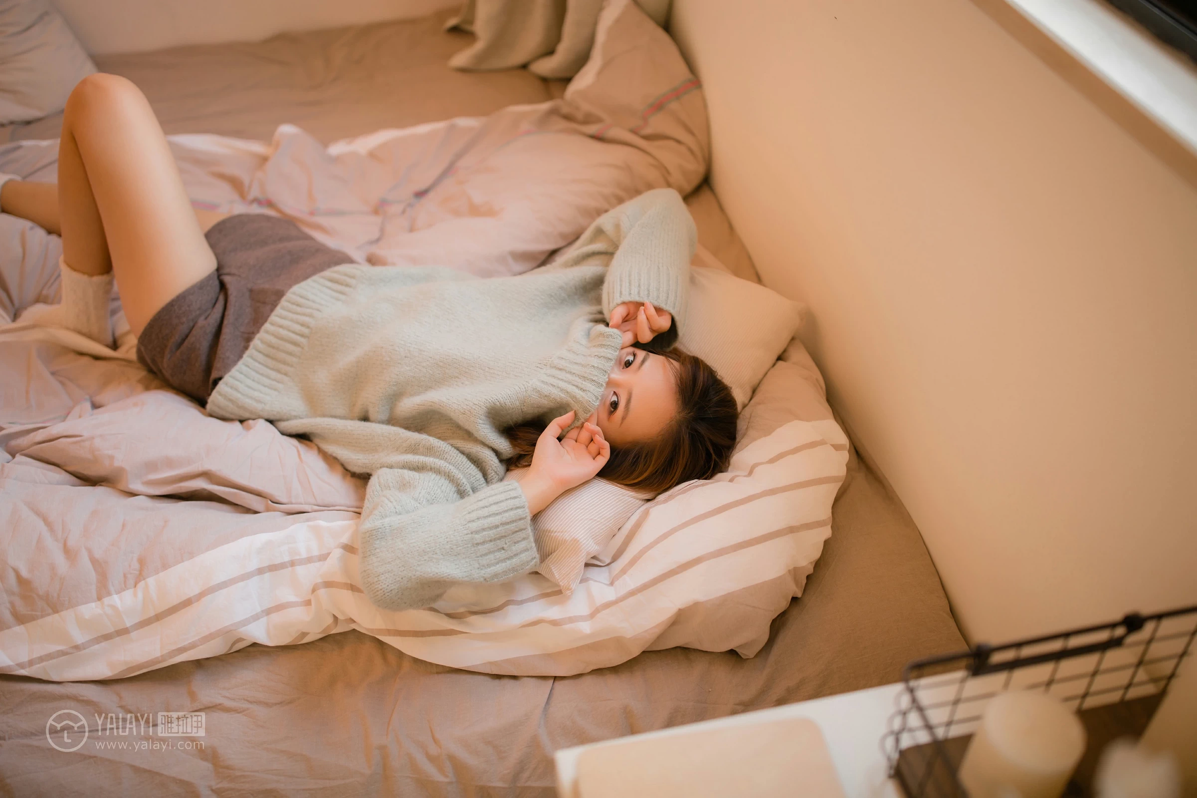 [YALAYI雅拉伊]NO.152 亲爱的同居女友 张雨青 粉色毛衣加灰色短裤性感私房写真集第3张
