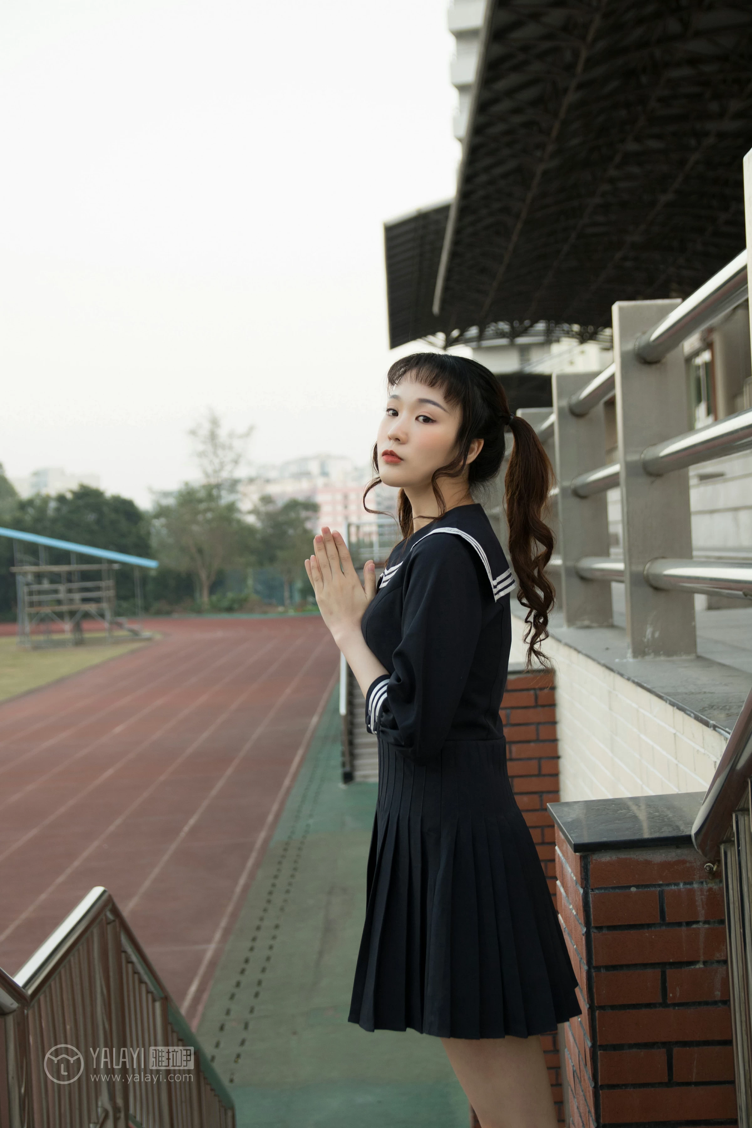 [YALAYI雅拉伊]NO.147 等 奥莉 黑色高中女生制服裙清纯可爱私房写真集第19张