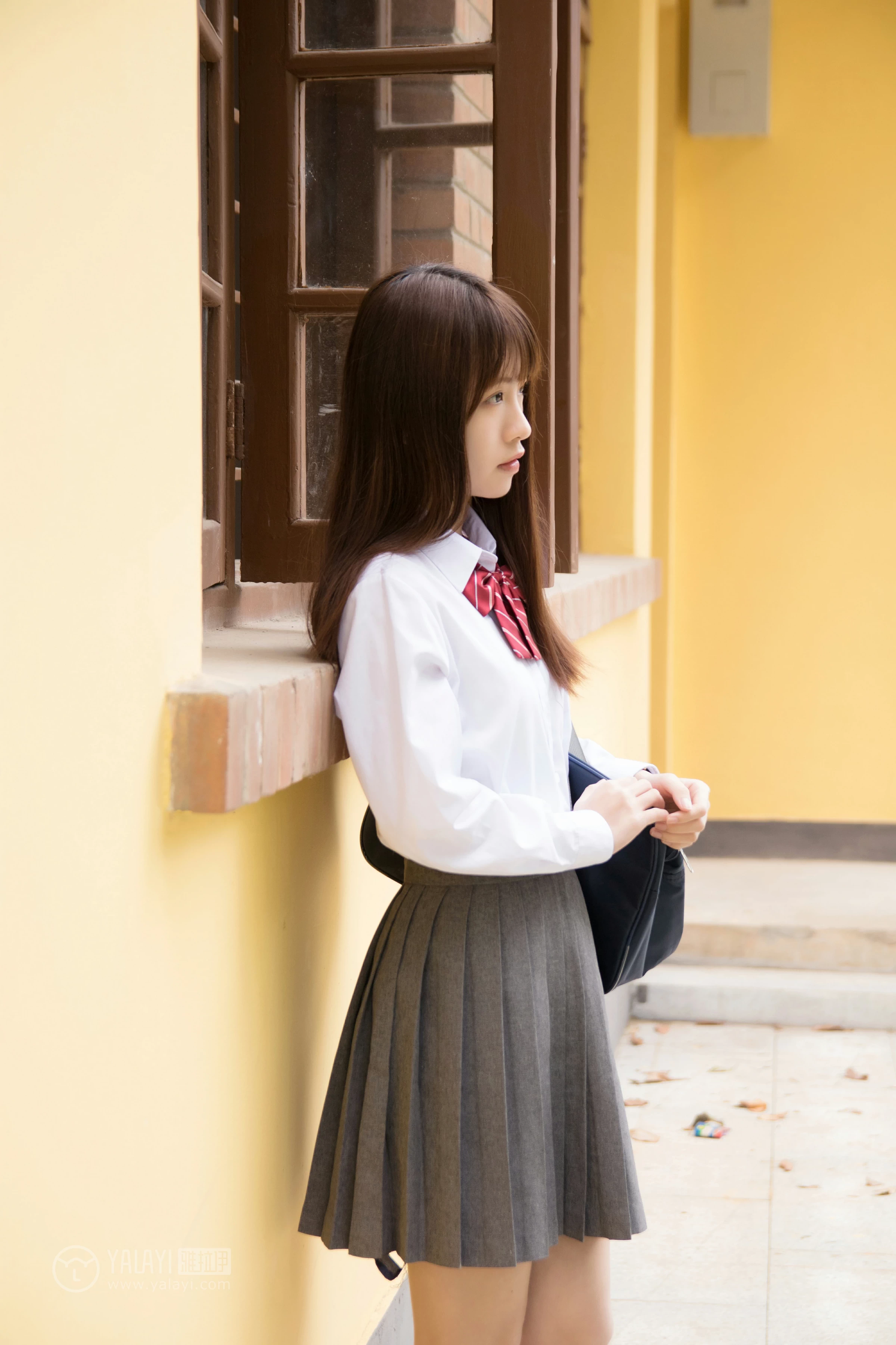 [YALAYI雅拉伊]NO.148 青春的梦 Toki 高中女生制服 白色衬衫加灰色短裙清纯可爱私房写真集第3张