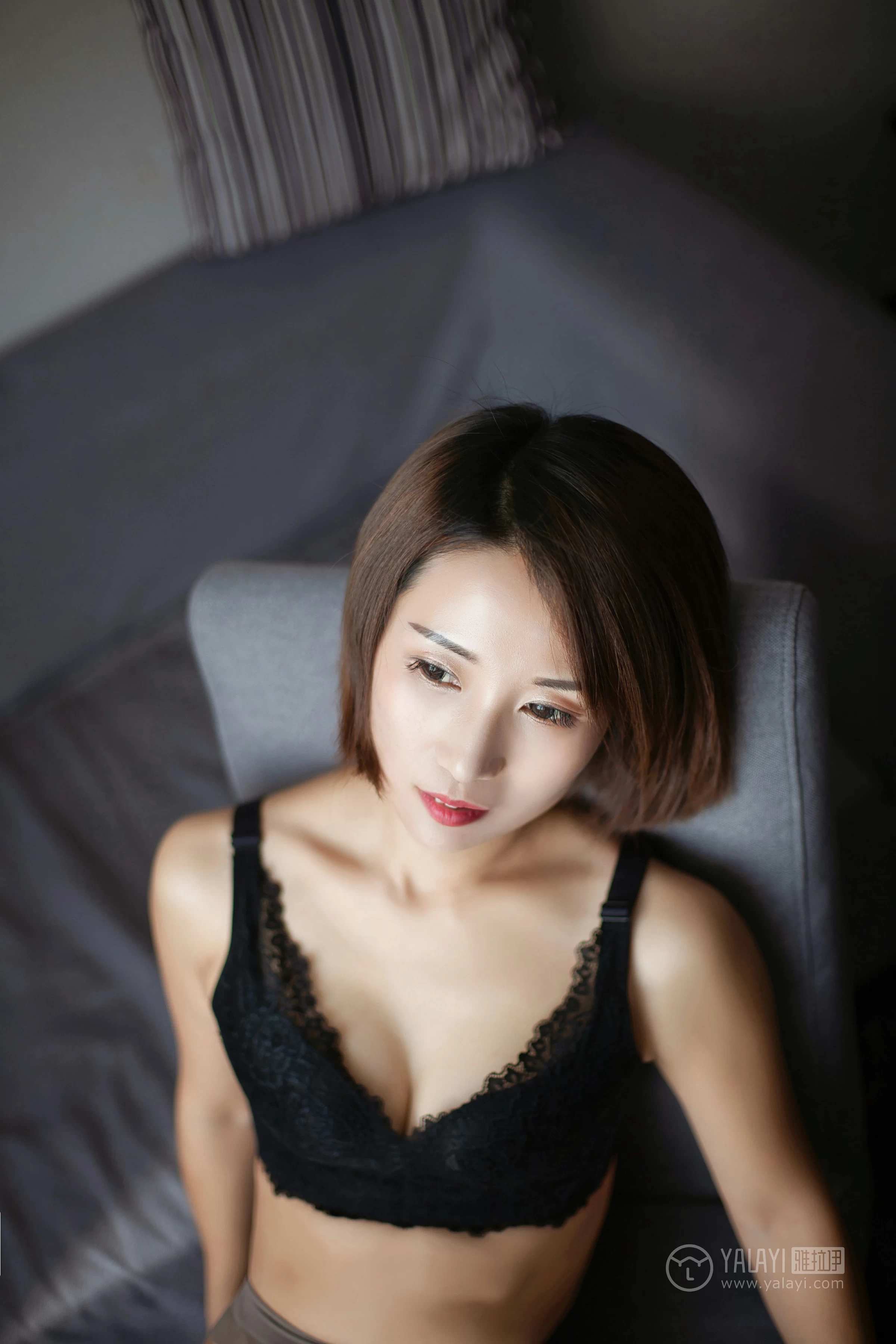 [YALAYI雅拉伊]NO.163 丝丝念念 嫣然 黑色紧身连衣裙加肉色丝袜美腿玉足性感私房写真集第11张