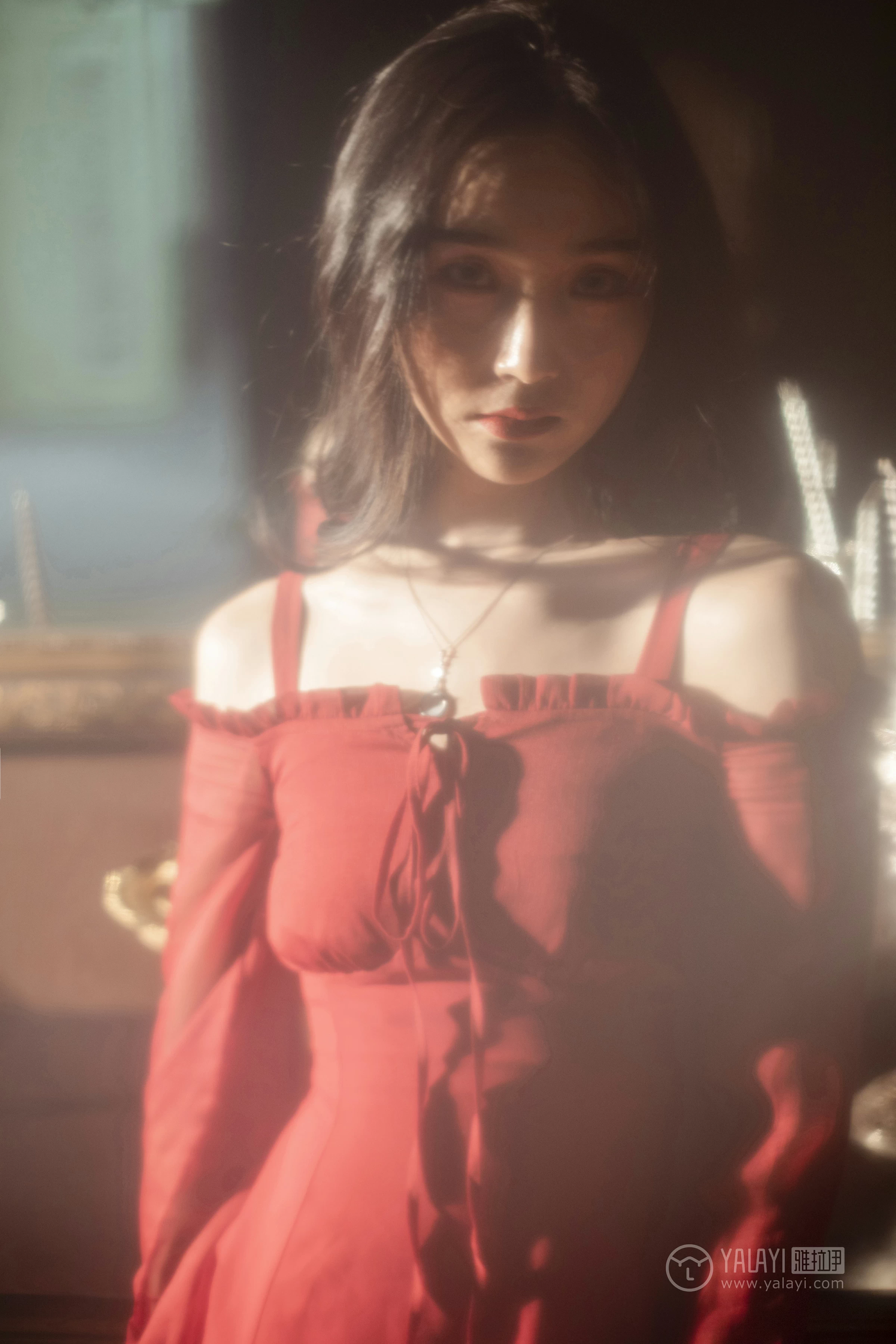 [YALAYI雅拉伊]NO.164 烈焰迷情 项兴咏 红色吊带抹胸连衣裙性感私房写真集第6张