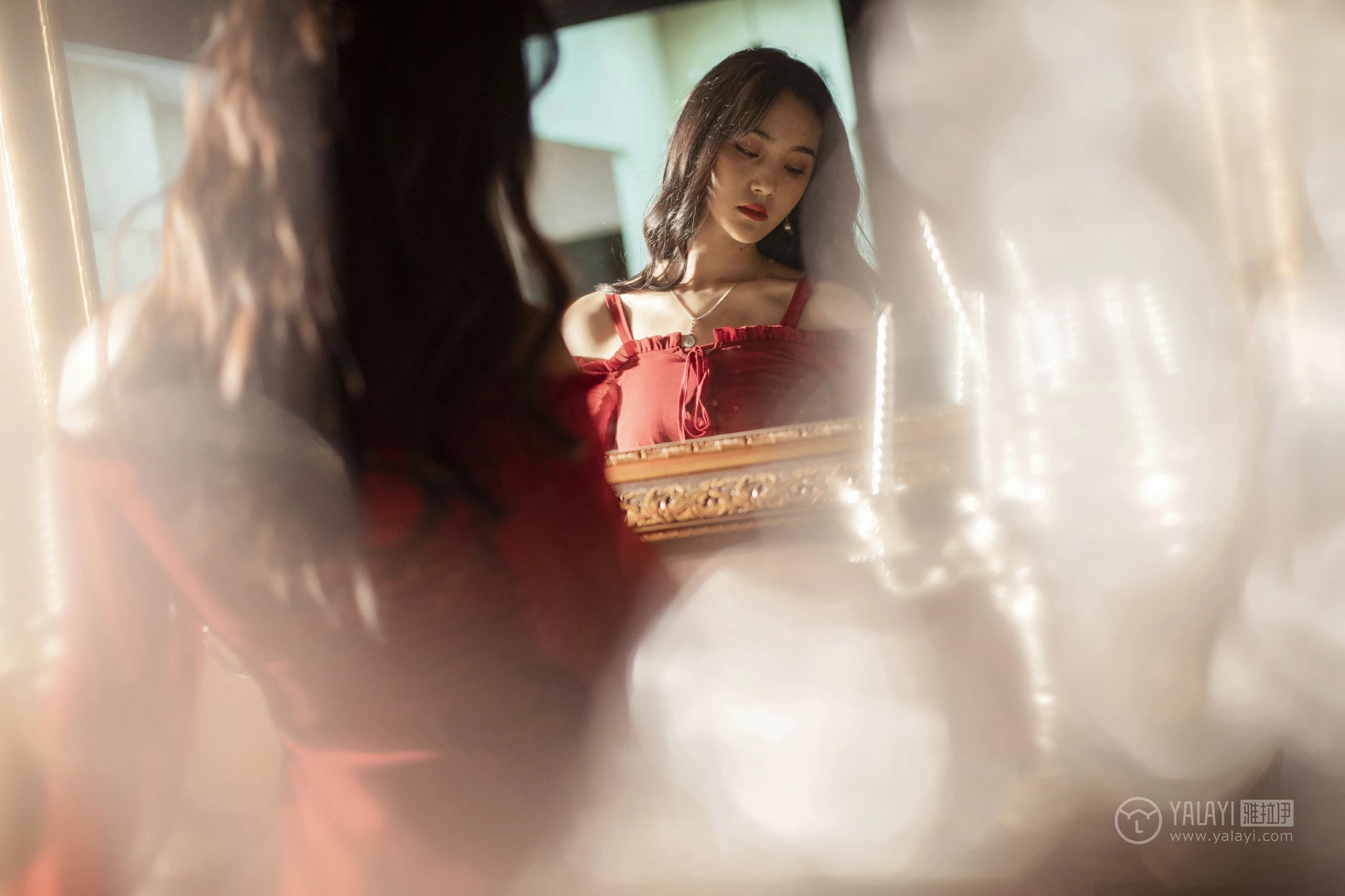 [YALAYI雅拉伊]NO.164 烈焰迷情 项兴咏 红色吊带抹胸连衣裙性感私房写真集第10张