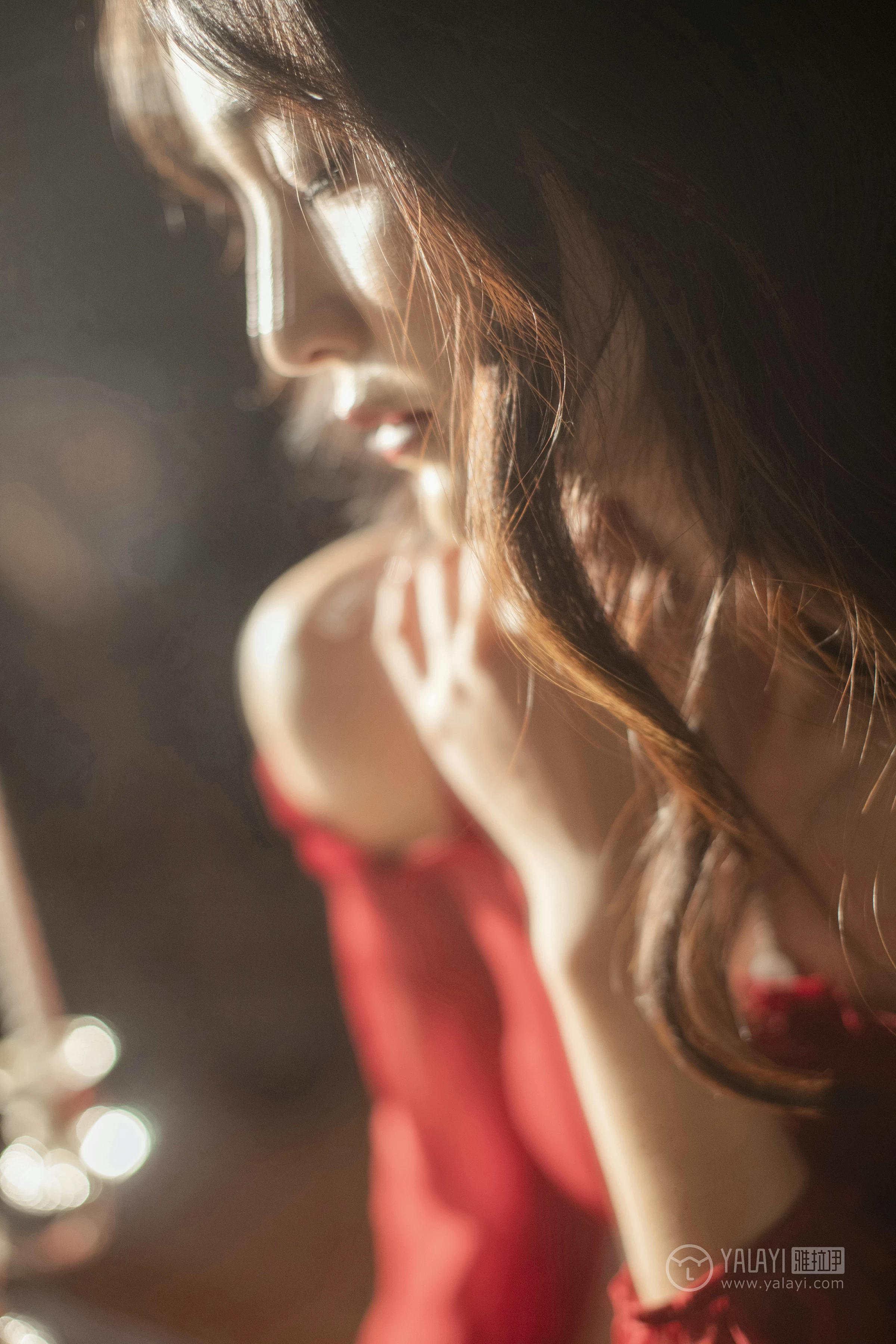 [YALAYI雅拉伊]NO.164 烈焰迷情 项兴咏 红色吊带抹胸连衣裙性感私房写真集第12张