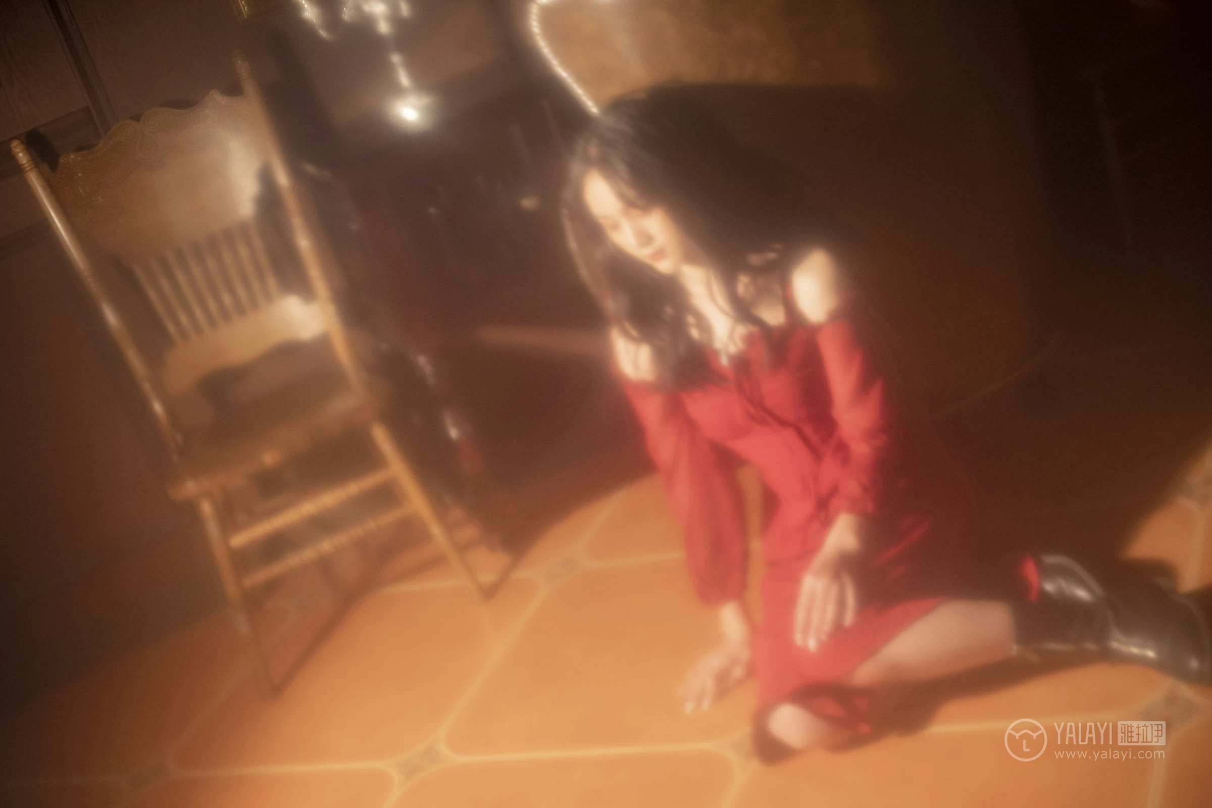 [YALAYI雅拉伊]NO.164 烈焰迷情 项兴咏 红色吊带抹胸连衣裙性感私房写真集第15张