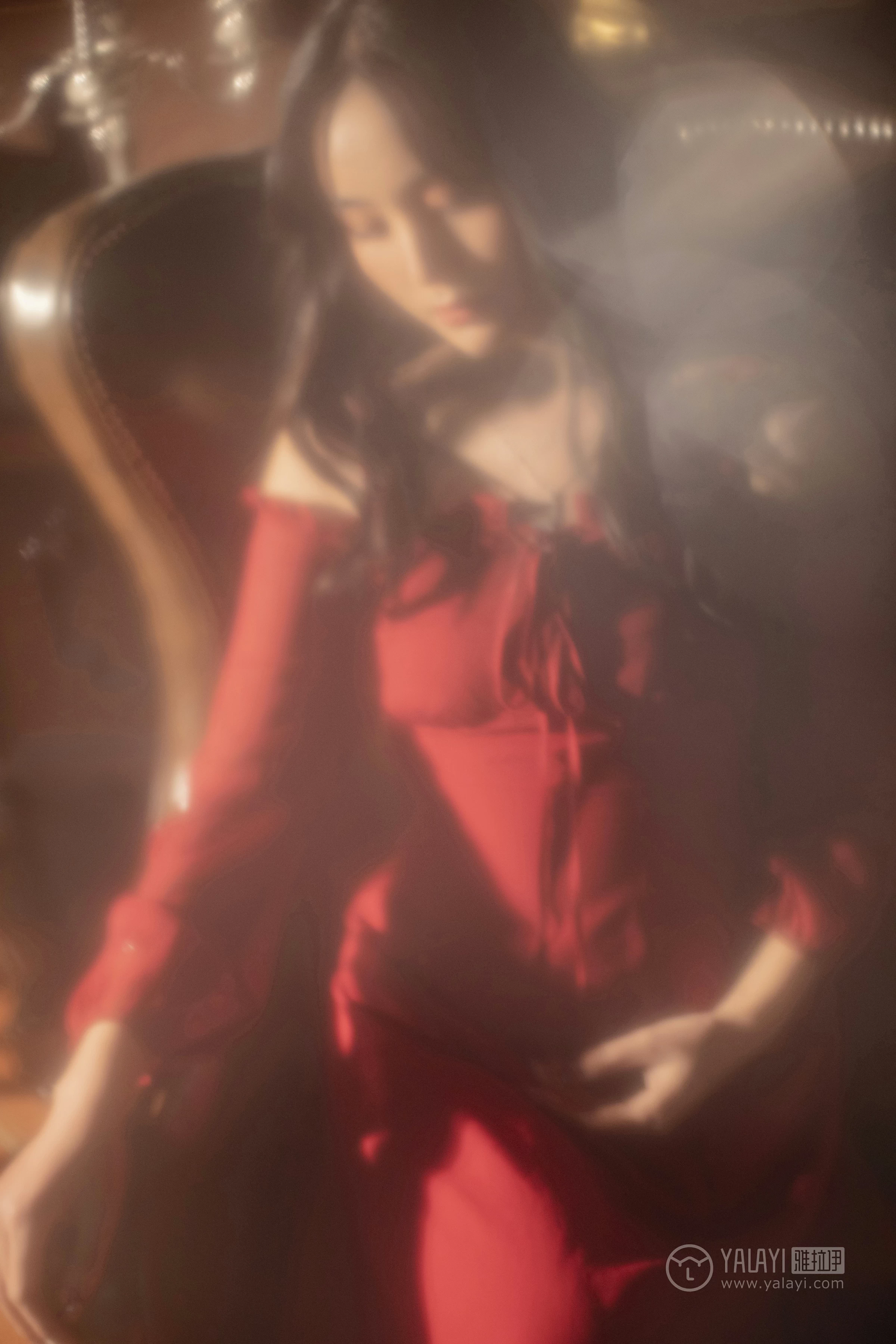 [YALAYI雅拉伊]NO.164 烈焰迷情 项兴咏 红色吊带抹胸连衣裙性感私房写真集第12张