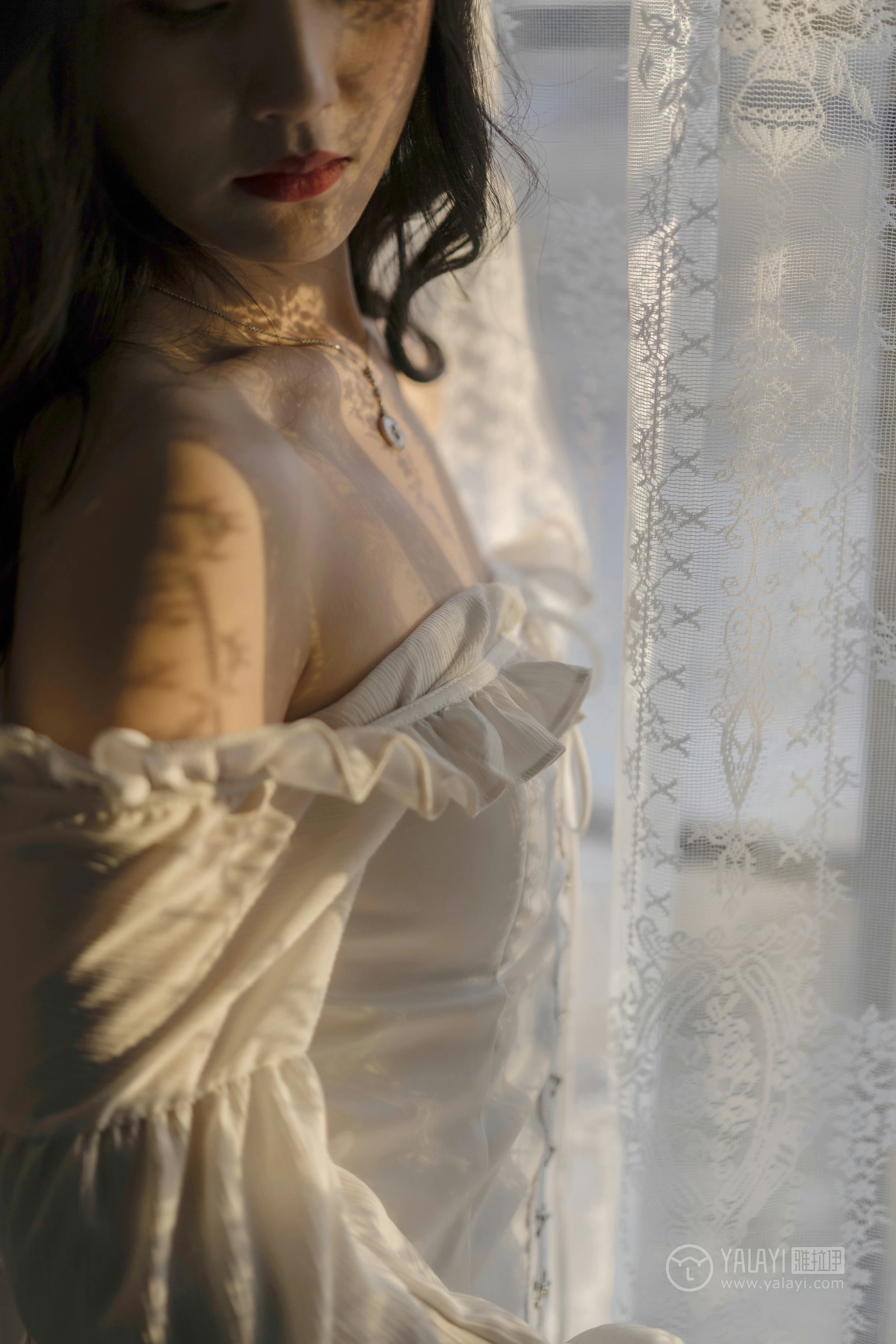 [YALAYI雅拉伊]No.168 画中伊人 项兴咏 白色塑身抹胸连衣裙性感私房写真集第5张
