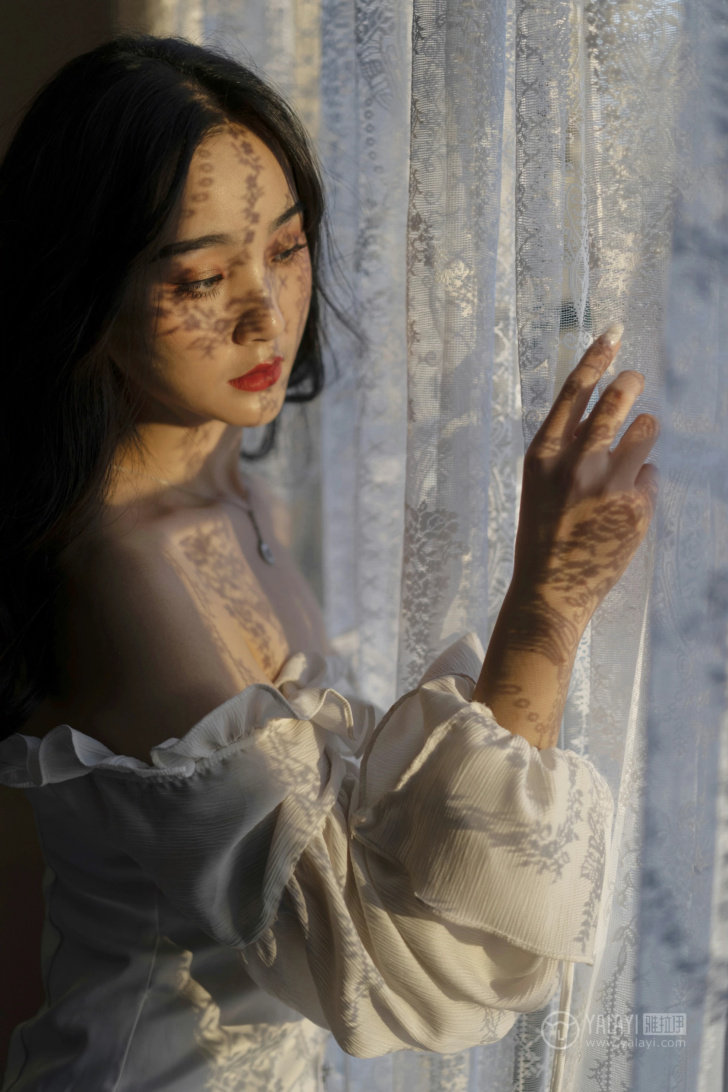[YALAYI雅拉伊]No.168 画中伊人 项兴咏 白色塑身抹胸连衣裙性感私房写真集第6张
