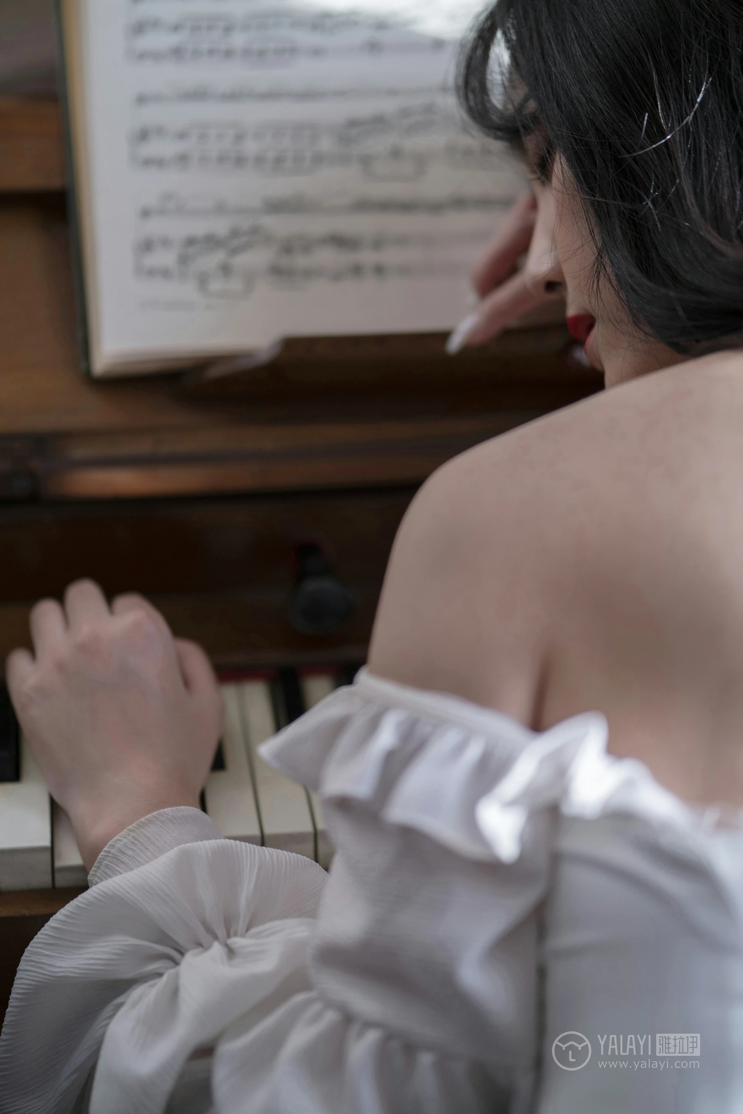 [YALAYI雅拉伊]No.168 画中伊人 项兴咏 白色塑身抹胸连衣裙性感私房写真集第7张