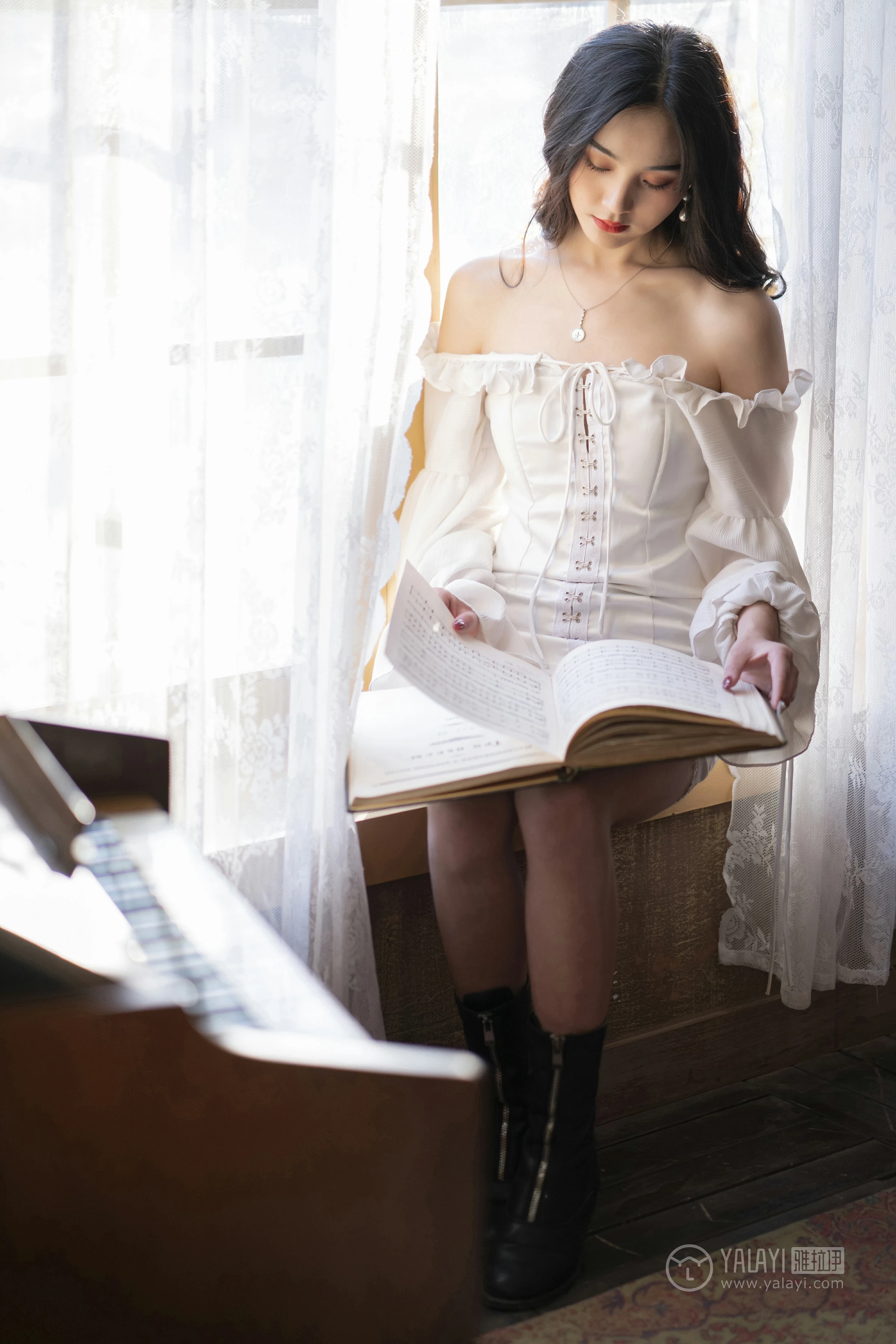 [YALAYI雅拉伊]No.168 画中伊人 项兴咏 白色塑身抹胸连衣裙性感私房写真集第8张