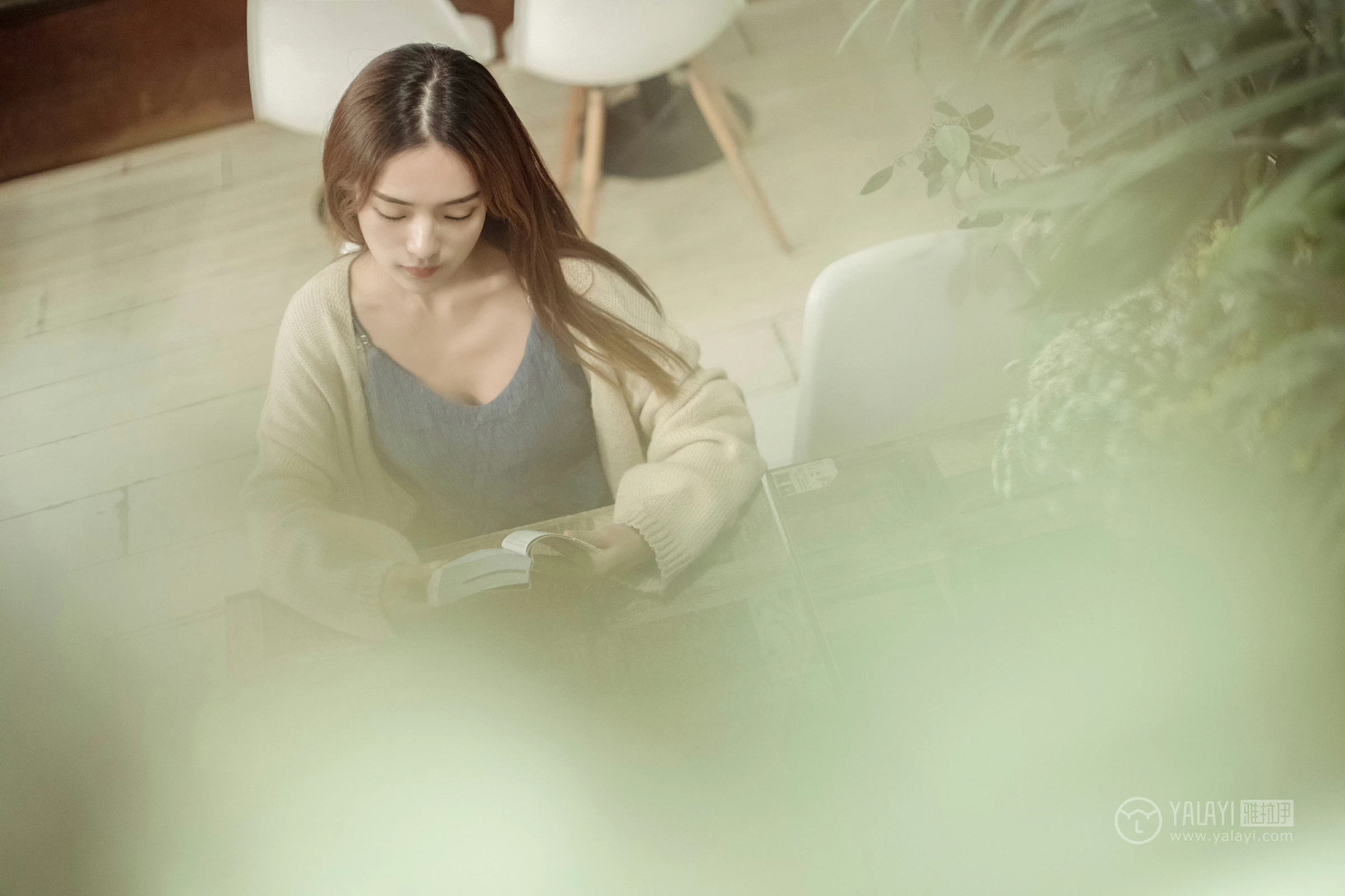 [YALAYI雅拉伊]No.175 不如和我虚度时光 白日梦 米色外套加灰色吊带连衣裙性感私房写真集第3张