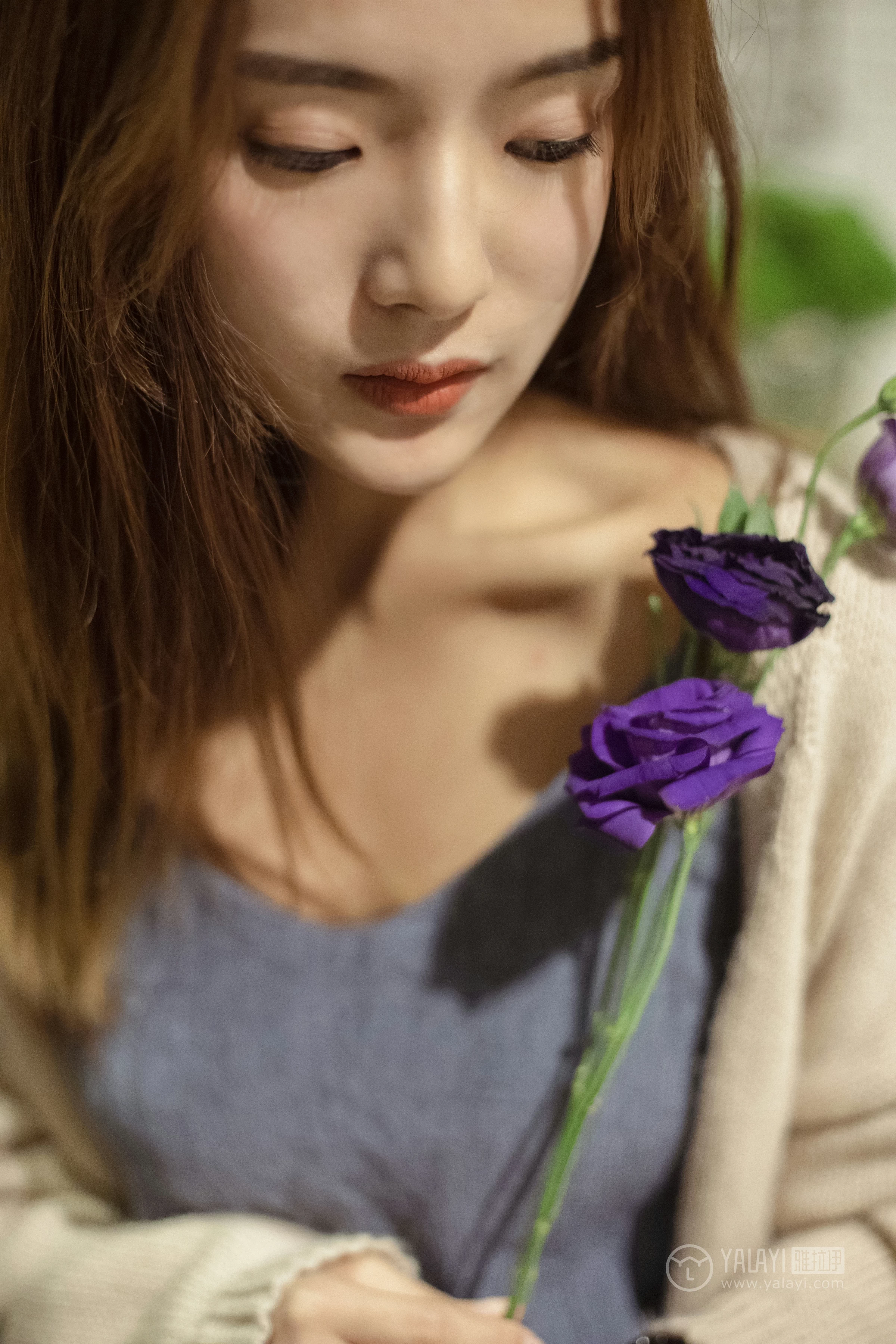 [YALAYI雅拉伊]No.175 不如和我虚度时光 白日梦 米色外套加灰色吊带连衣裙性感私房写真集第16张