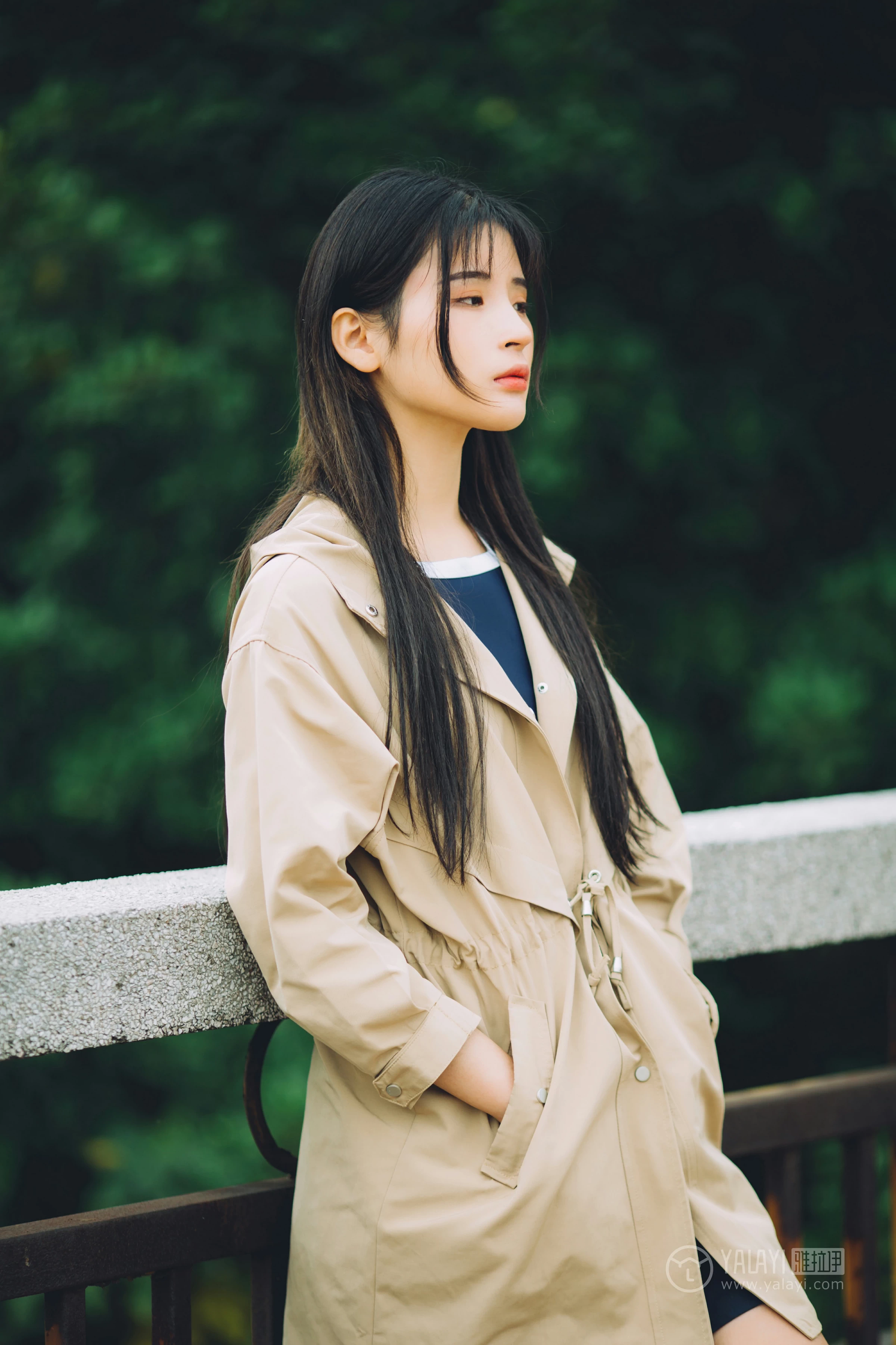 [YALAYI雅拉伊] No.179 焦糖色少女 阿惜 米色风衣与蓝色内衣加短裙性感私房写真集第6张