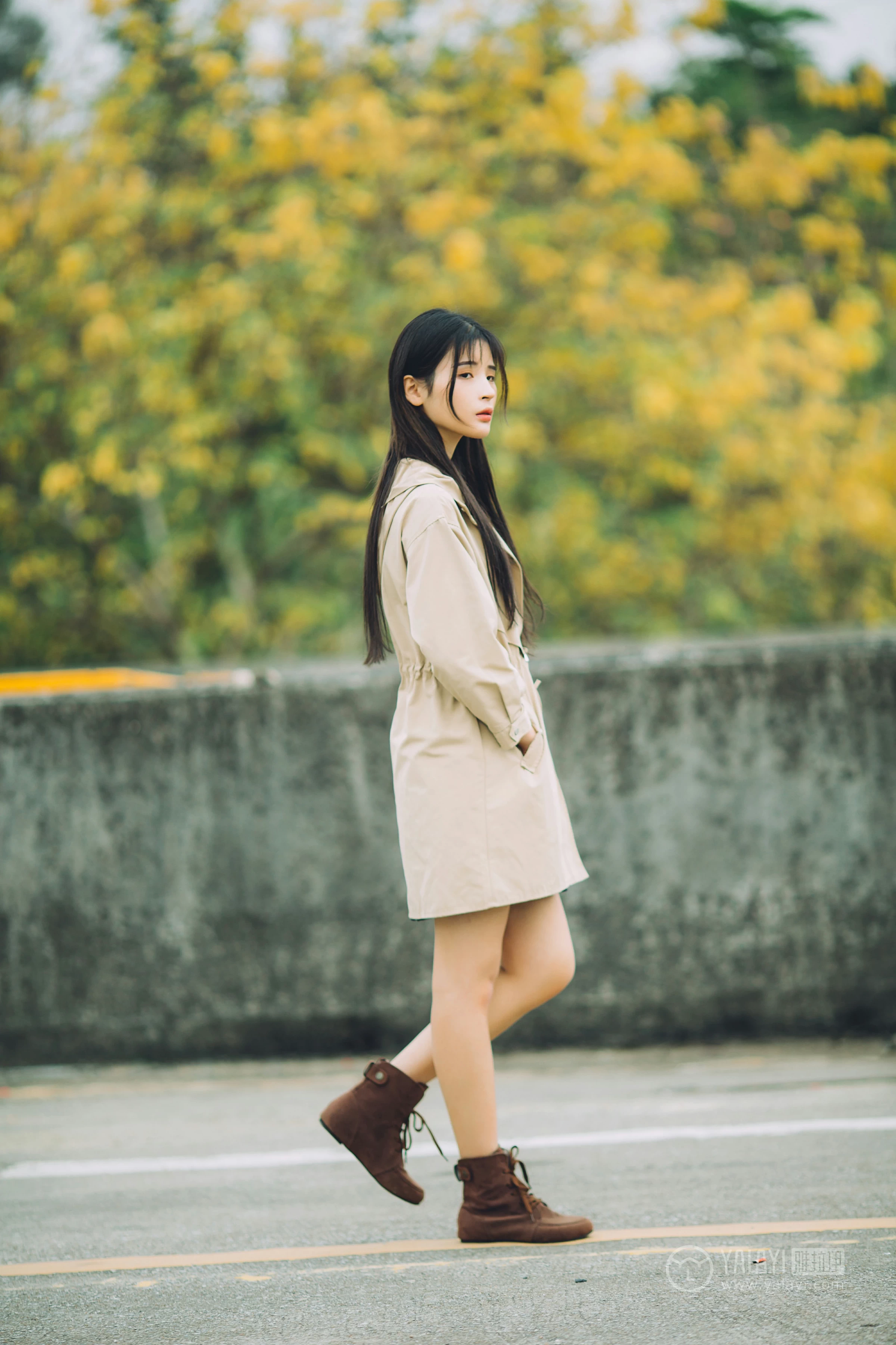 [YALAYI雅拉伊] No.179 焦糖色少女 阿惜 米色风衣与蓝色内衣加短裙性感私房写真集第7张