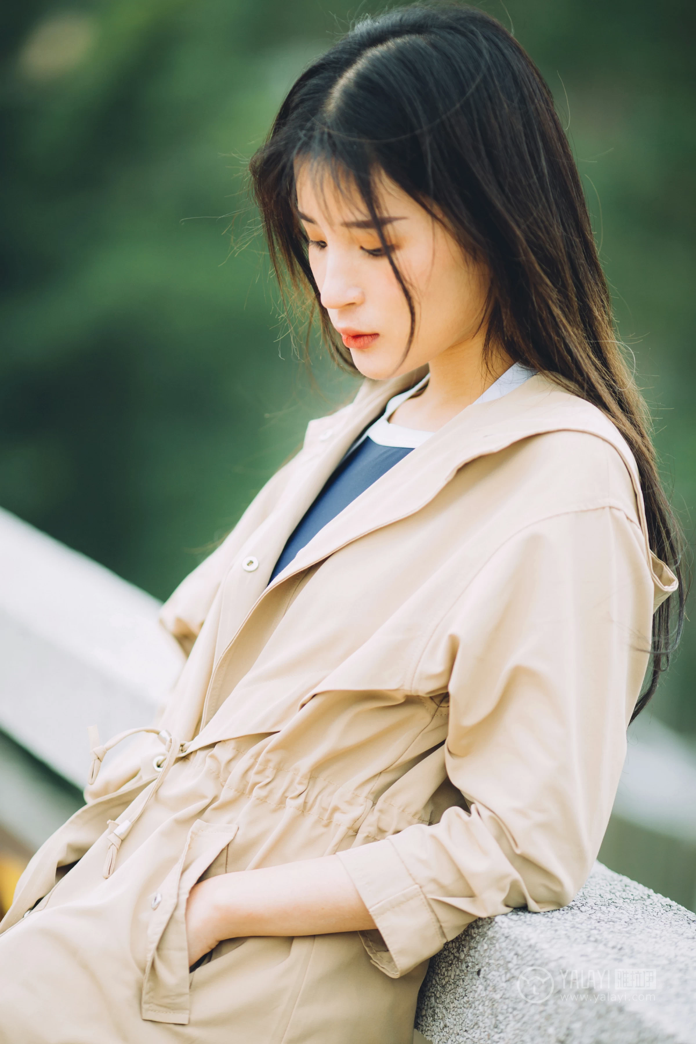 [YALAYI雅拉伊] No.179 焦糖色少女 阿惜 米色风衣与蓝色内衣加短裙性感私房写真集第2张