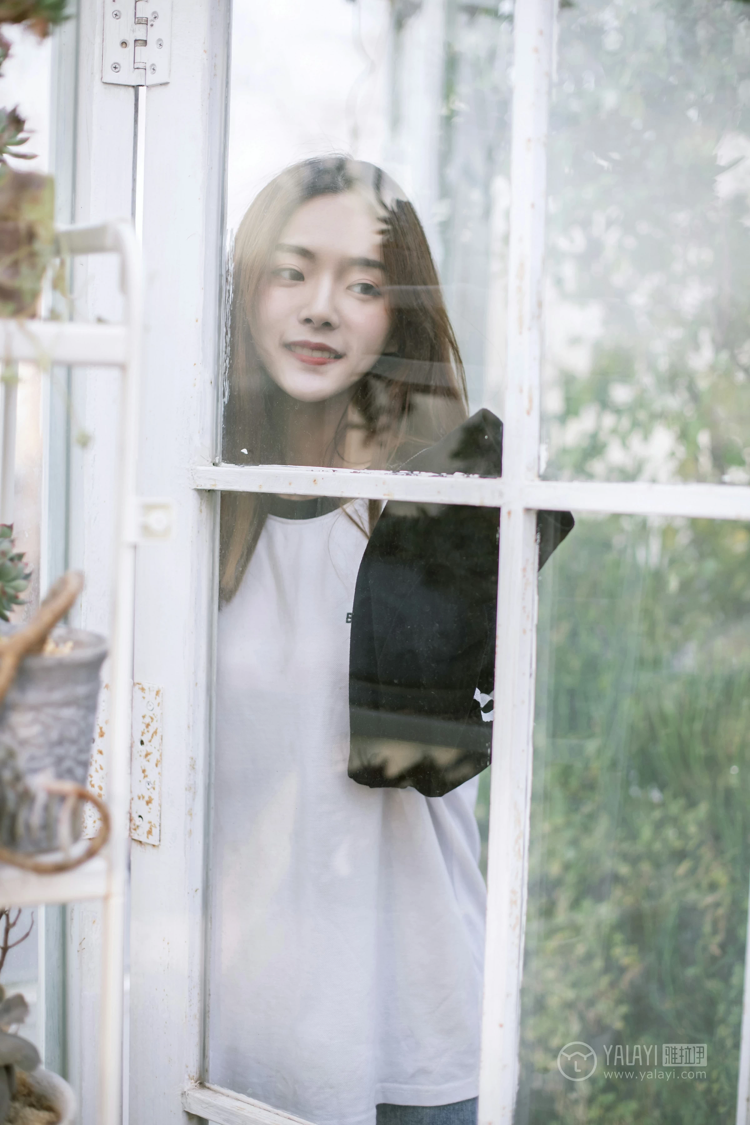 [YALAYI雅拉伊] No.180 我想有个花园 白日梦 黑白卫衣加紧身牛仔裤清纯可爱私房写真集第3张