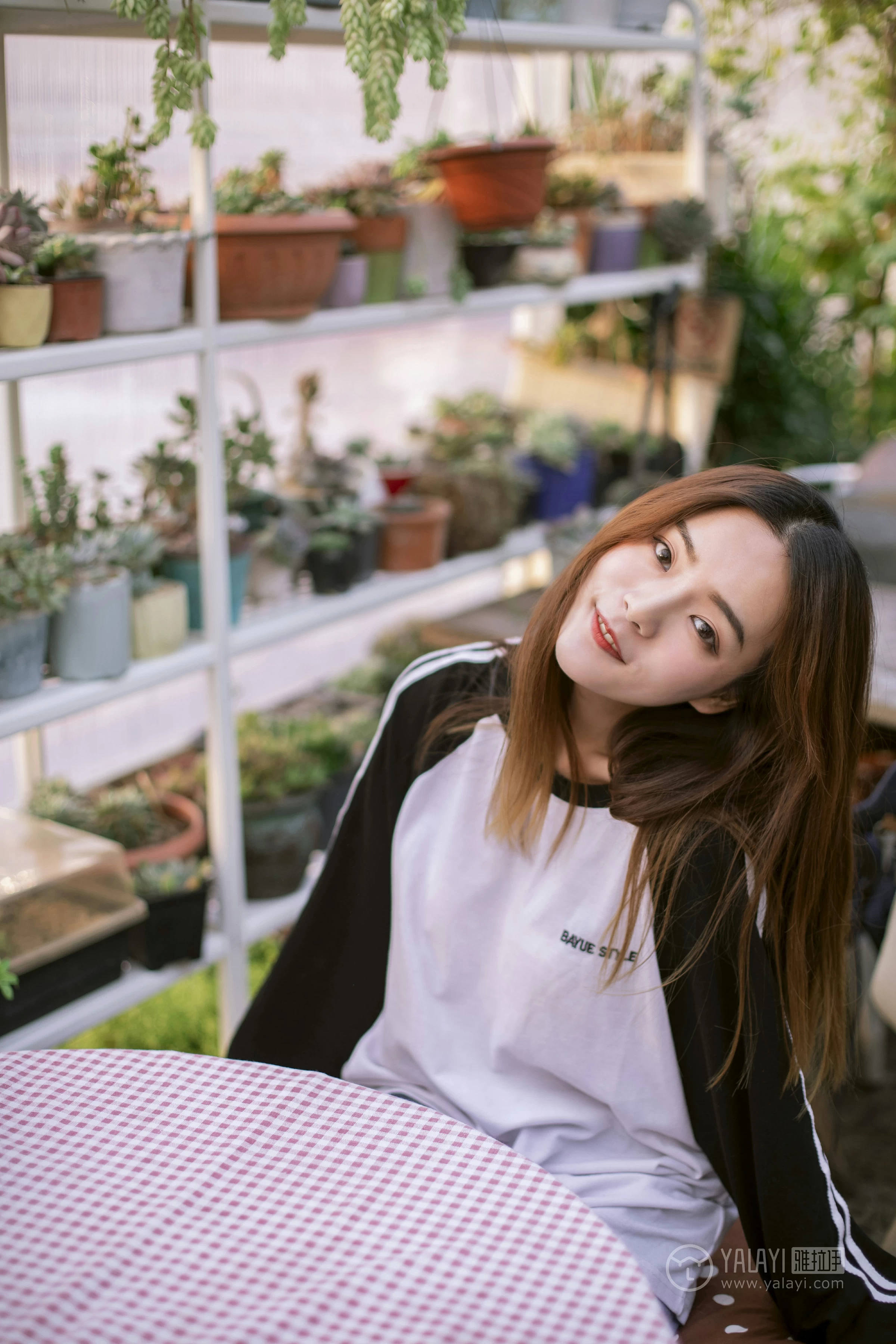 [YALAYI雅拉伊] No.180 我想有个花园 白日梦 黑白卫衣加紧身牛仔裤清纯可爱私房写真集第9张