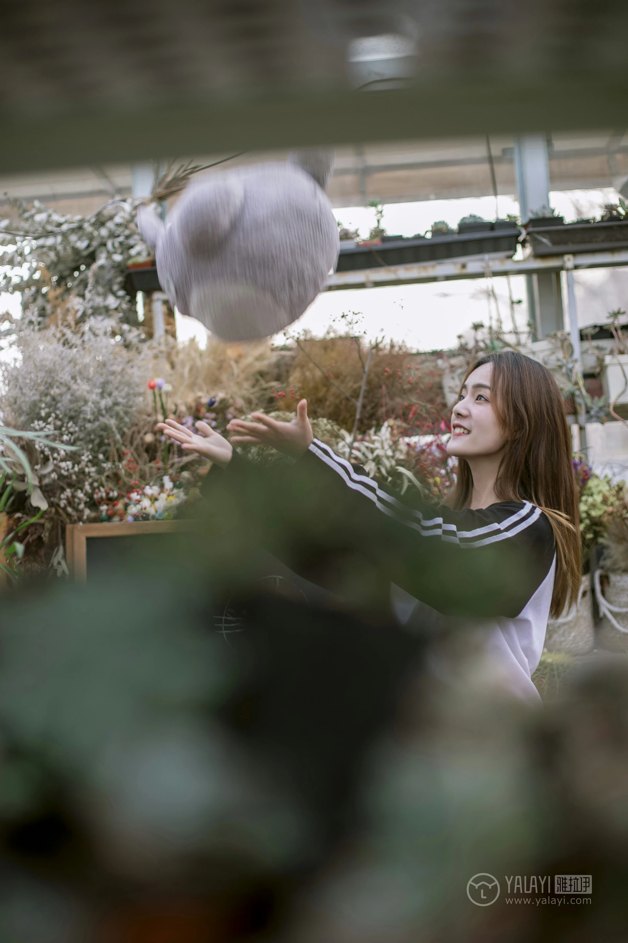 [YALAYI雅拉伊] No.180 我想有个花园 白日梦 黑白卫衣加紧身牛仔裤清纯可爱私房写真集第15张