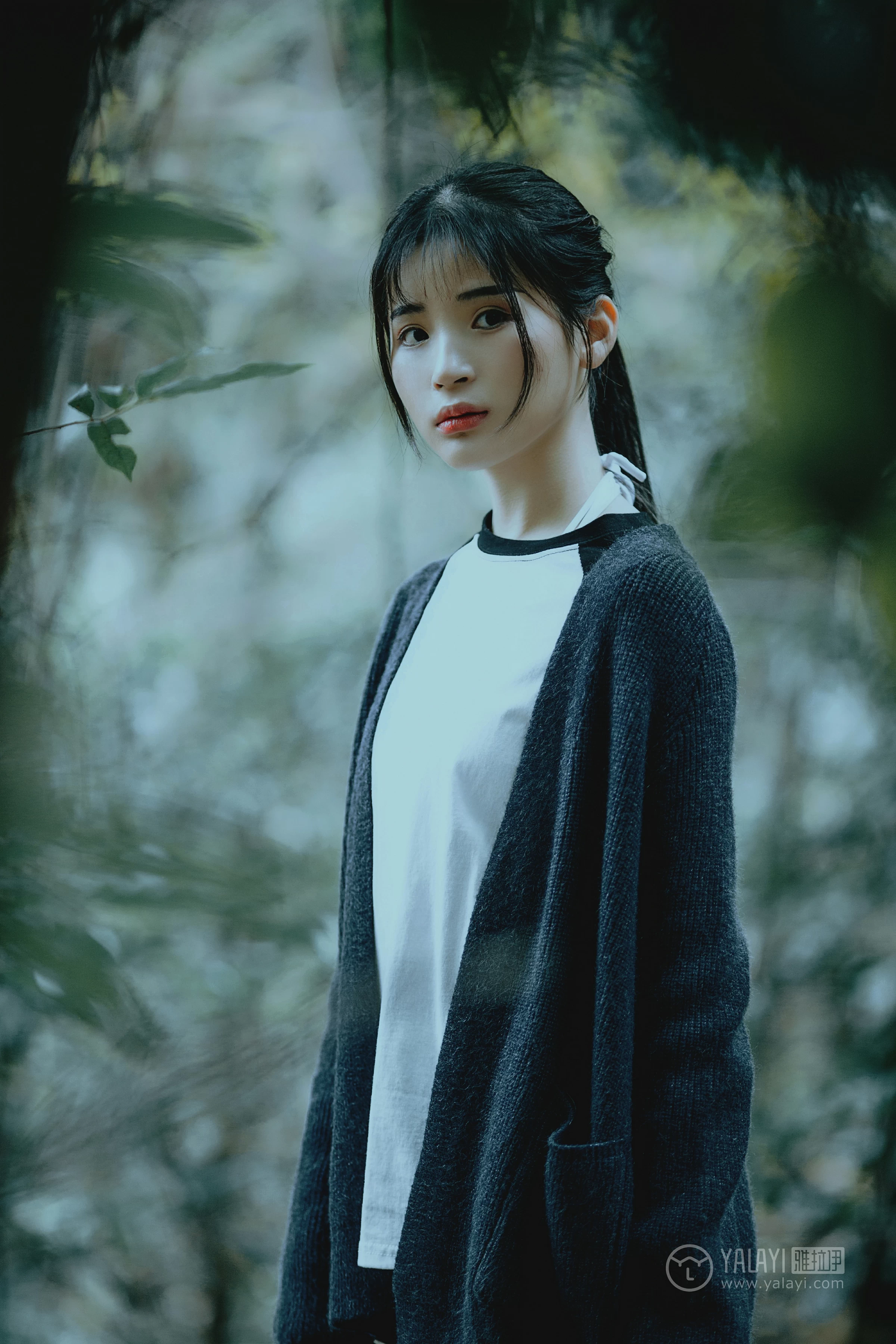 [YALAYI雅拉伊]No.183 深山漫步少女 阿惜 黑色外套与短袖加白色情趣内衣性感私房写真集第2张