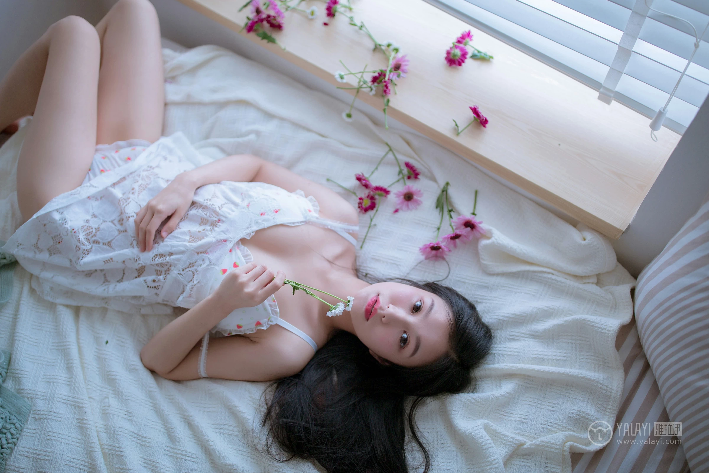 [YALAYI雅拉伊]No.185 你是我手里那束花 仙女不会灰 白色镂空睡衣加透视情趣内衣性感私房写真集第10张
