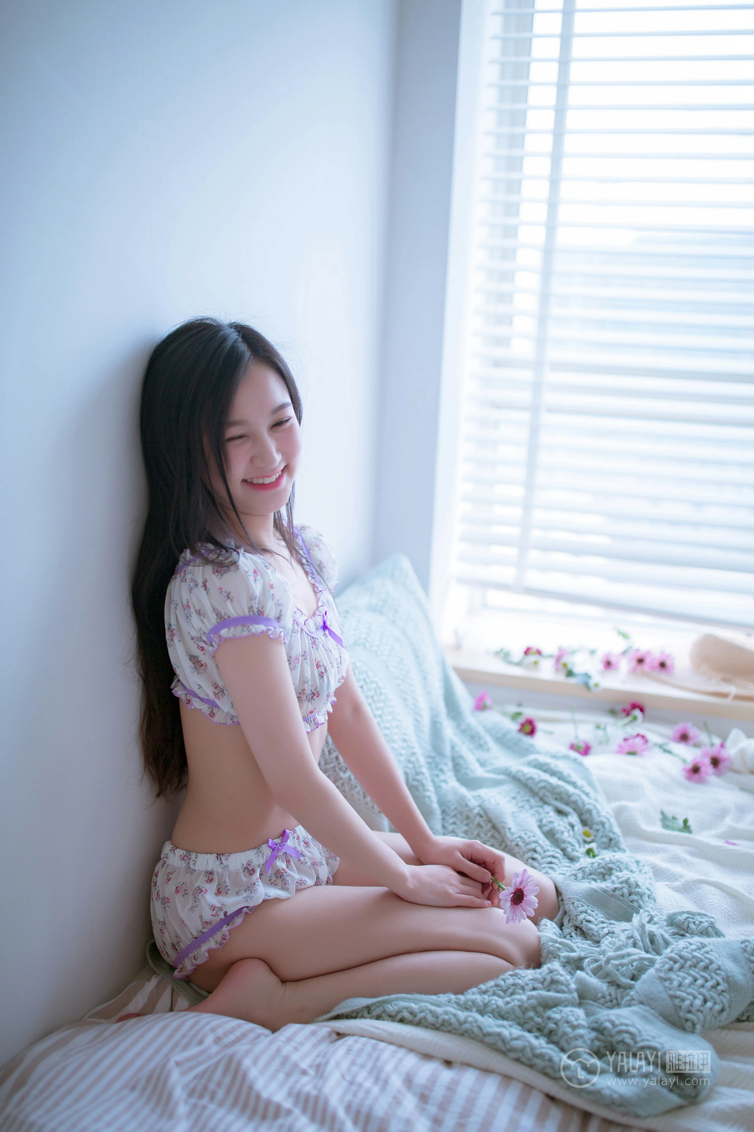 [YALAYI雅拉伊]No.185 你是我手里那束花 仙女不会灰 白色镂空睡衣加透视情趣内衣性感私房写真集第17张