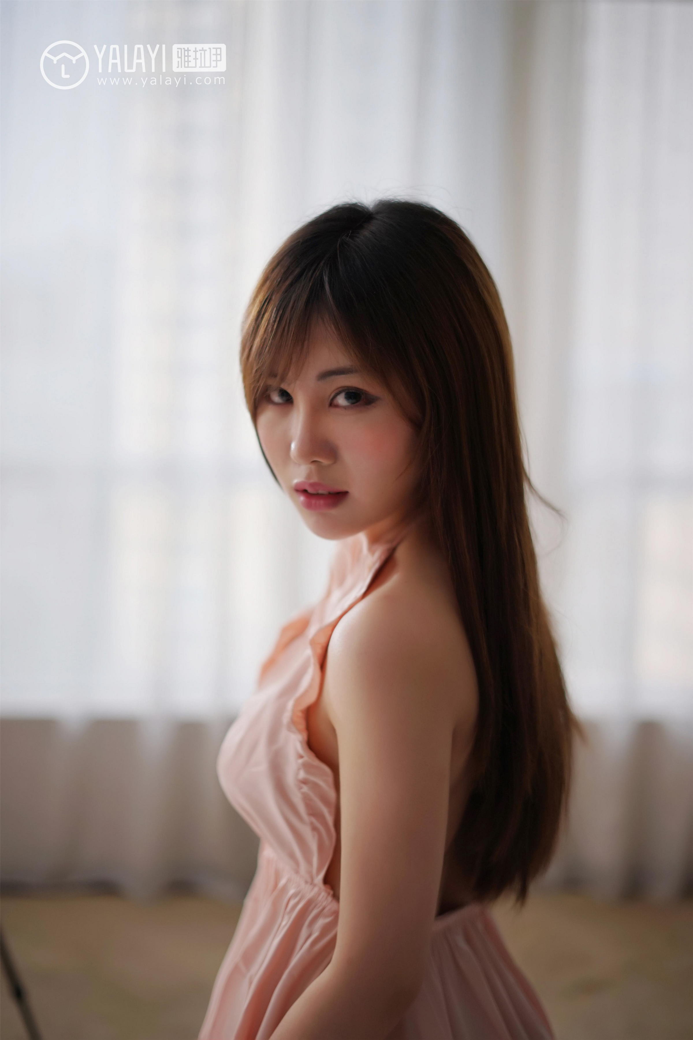 [YALAYI雅拉伊]NO.008 睡衣私房 艾妮妮 粉色裸背吊带连衣裙与黑色透视镂空睡衣性感私房写真集第2张