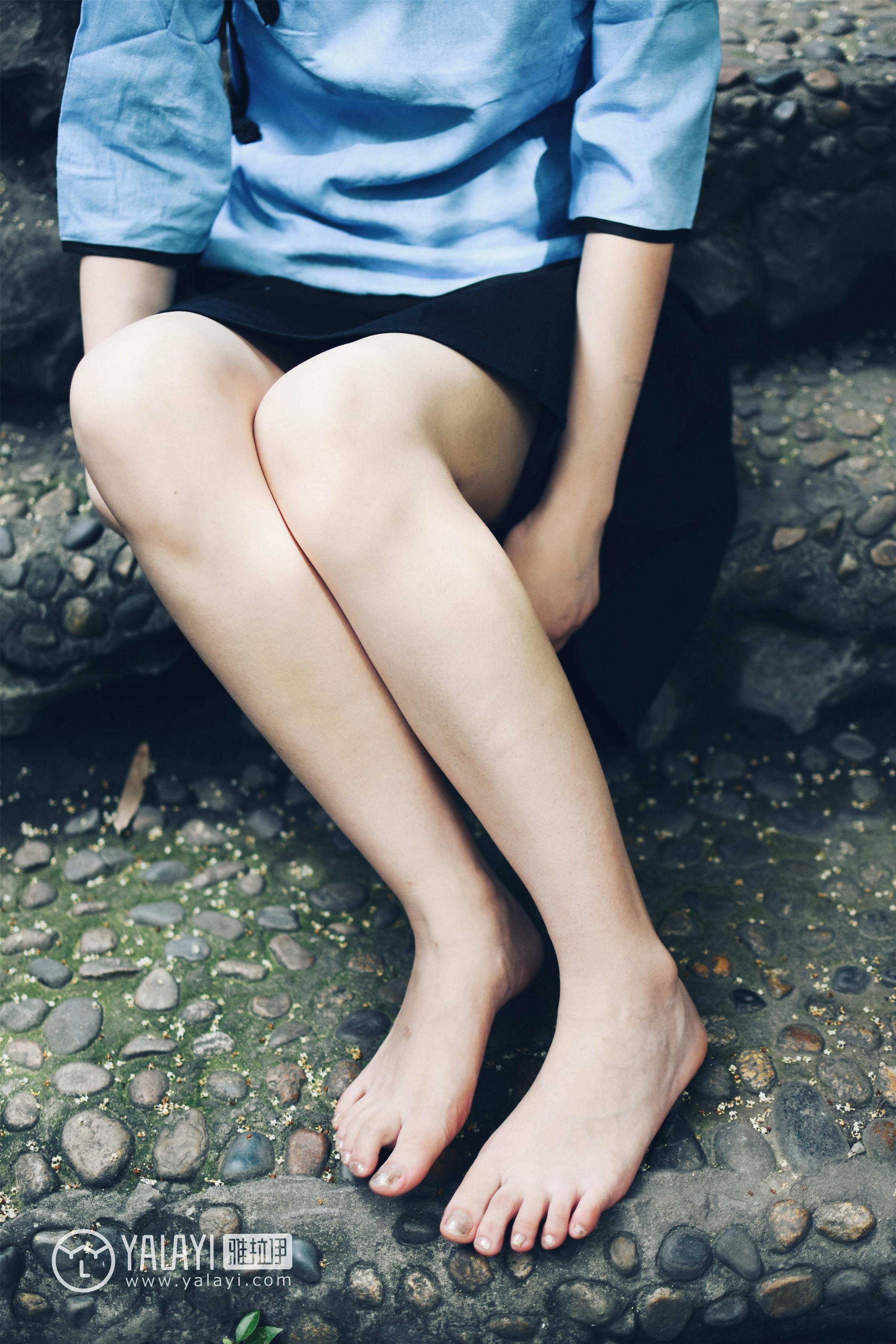 [YALAYI雅拉伊]NO.005 民国女孩叶肖肖 民国女生制服与白色短袖及黑色短裙加肉色丝袜美腿性感私房写真集第5张