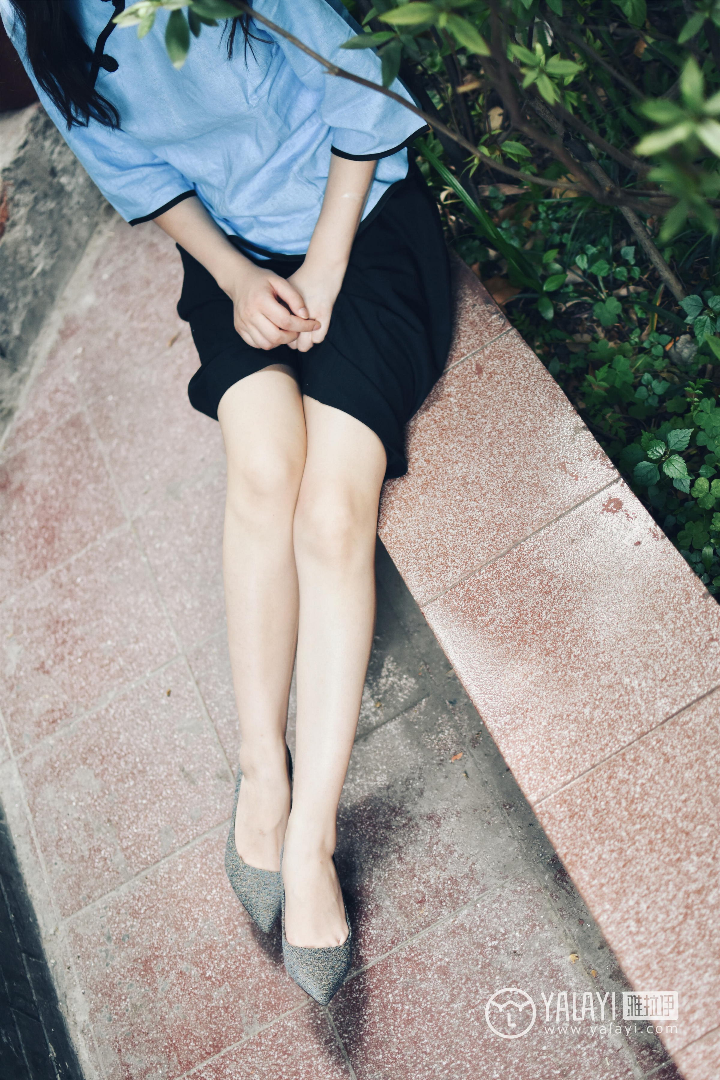 [YALAYI雅拉伊]NO.005 民国女孩叶肖肖 民国女生制服与白色短袖及黑色短裙加肉色丝袜美腿性感私房写真集第11张