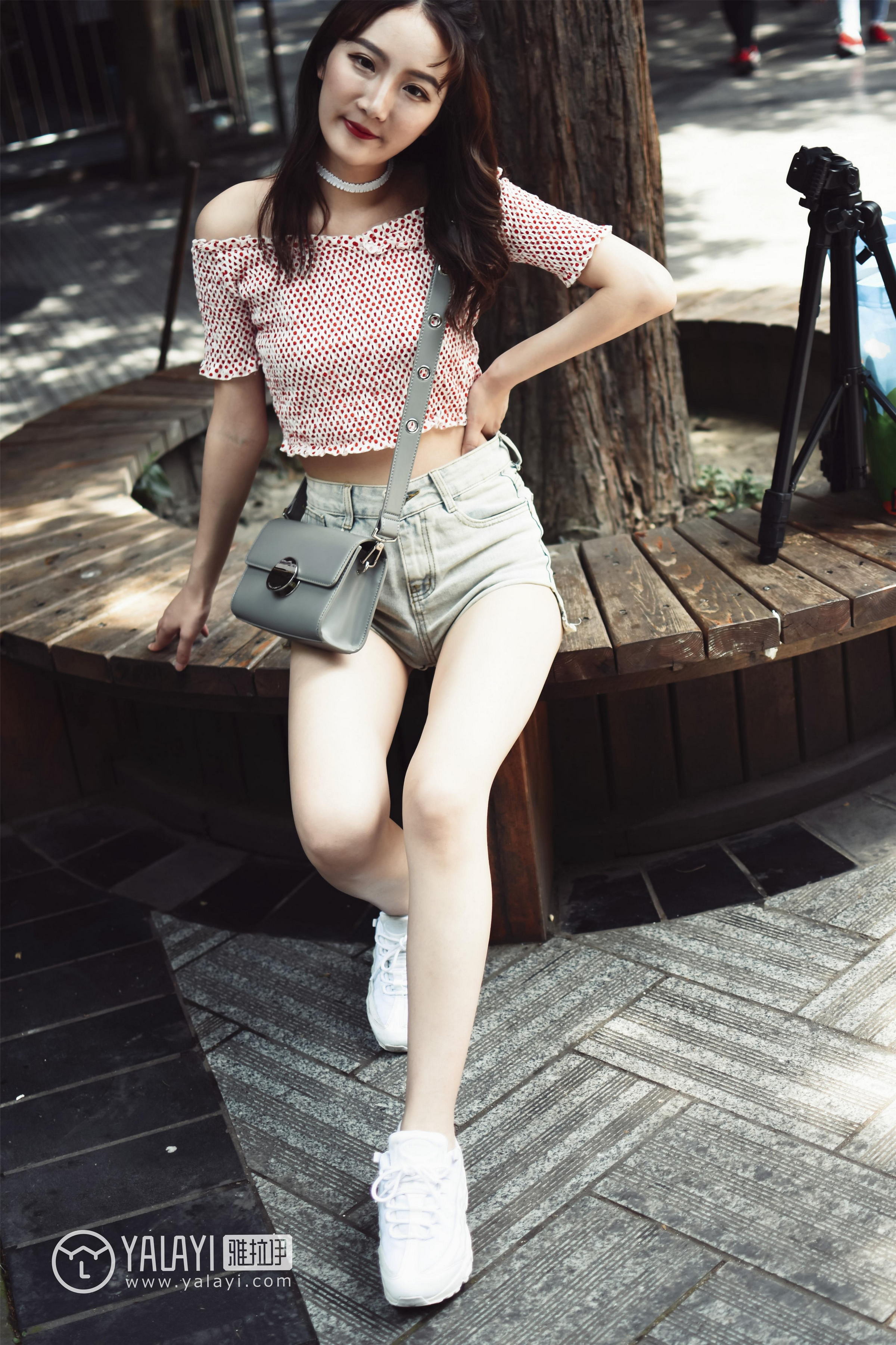 [YALAYI雅拉伊]NO.006 乐园女孩叶肖肖 抹胸短袖加性感短裤私房写真集第4张