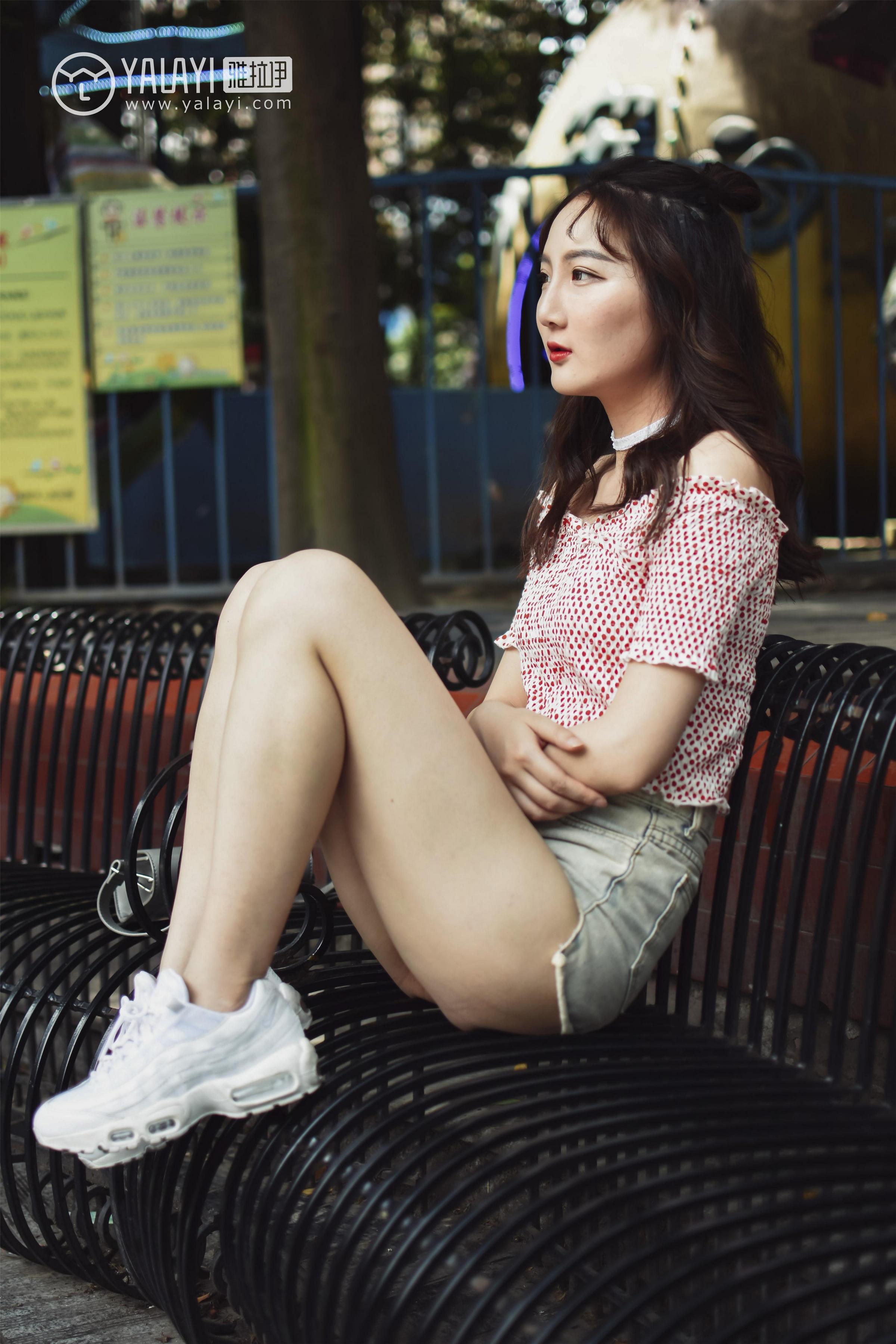 [YALAYI雅拉伊]NO.006 乐园女孩叶肖肖 抹胸短袖加性感短裤私房写真集第8张