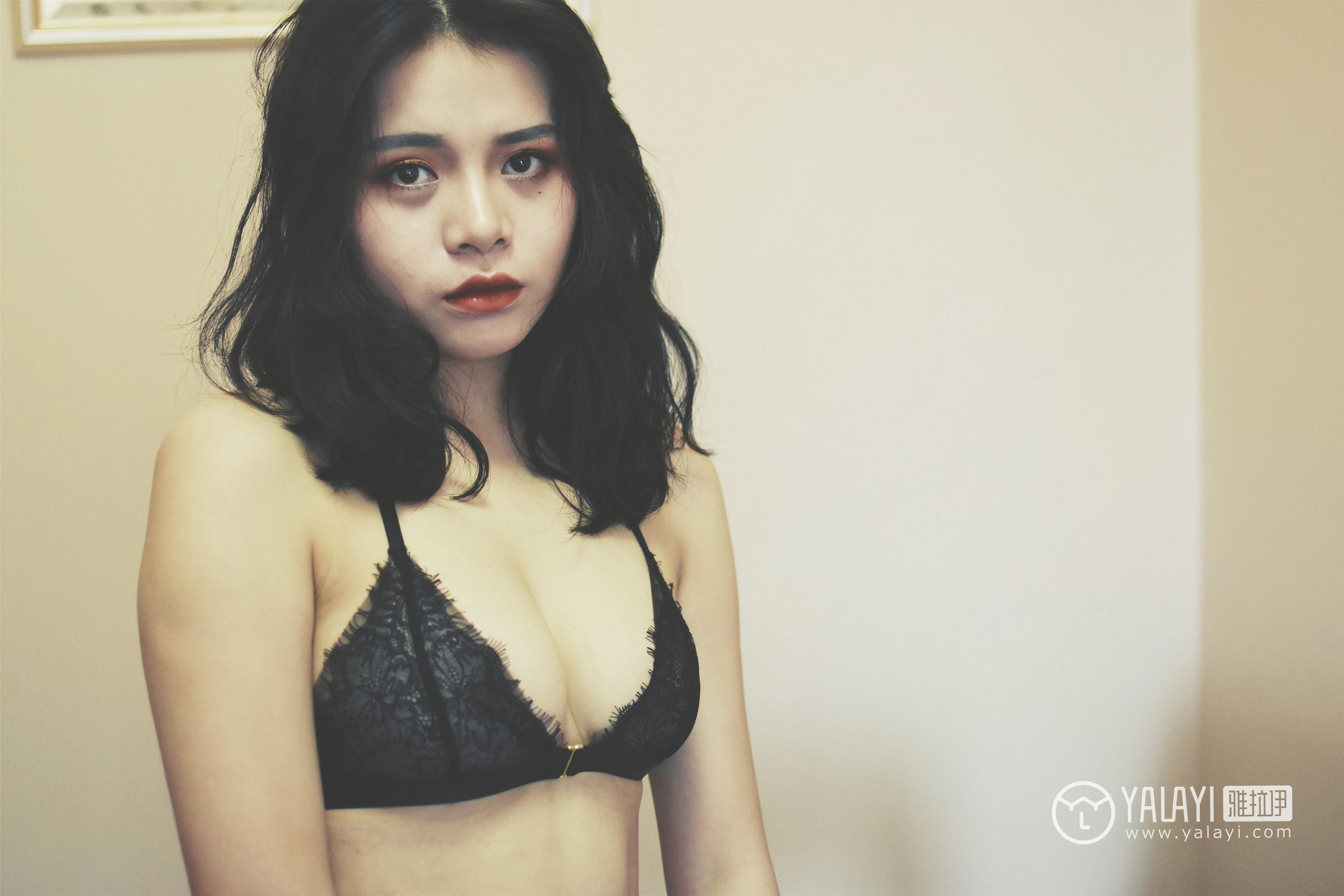 [YALAYI雅拉伊]NO.017 心蕊的蕾丝私房 米心蕊 黑色蕾丝内衣加黑色情趣渔网袜性感私房写真集第8张