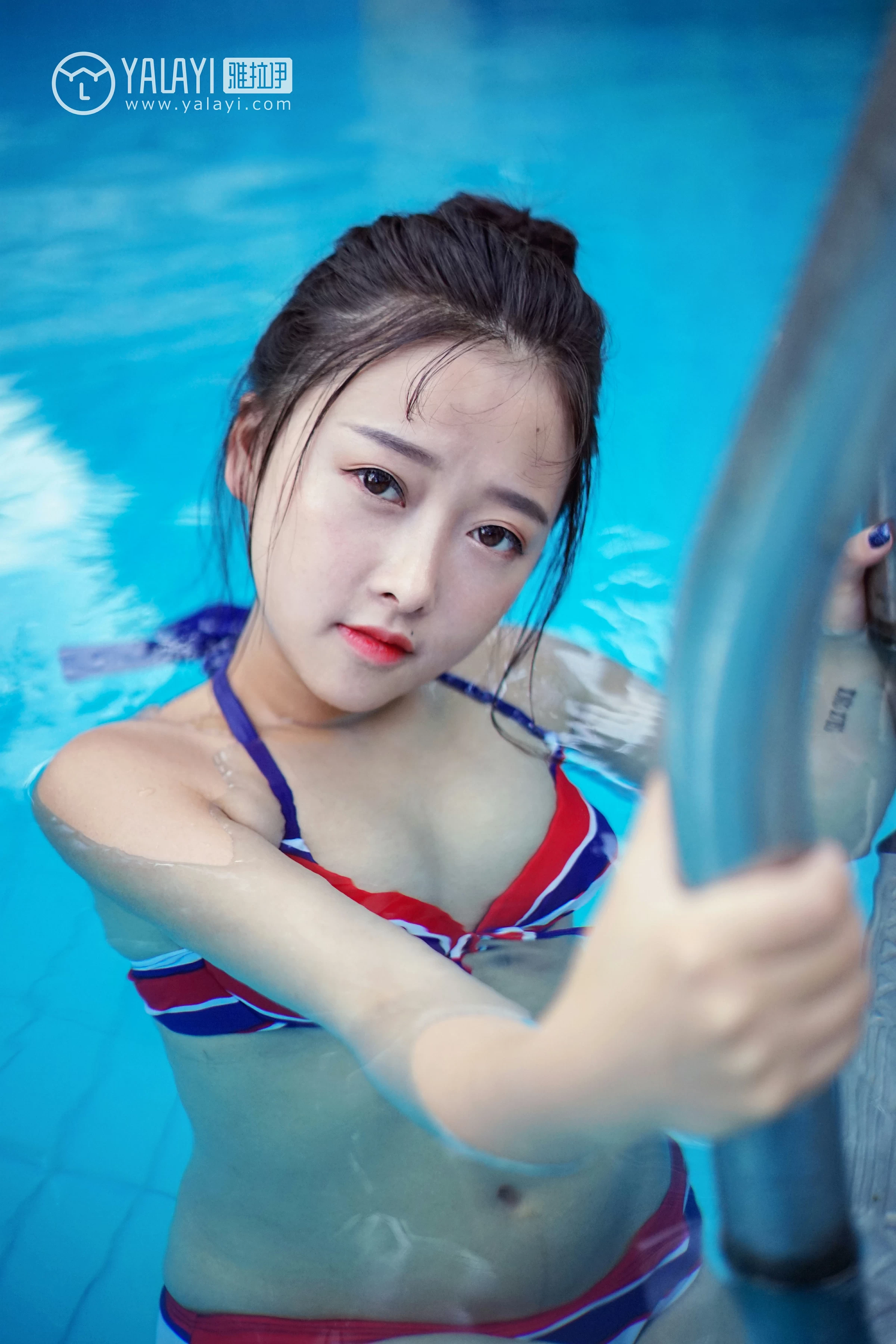 [YALAYI雅拉伊]NO.024 夏日时光 王小淼 彩色比基尼泳装与蓝色浴巾性感私房写真集第4张
