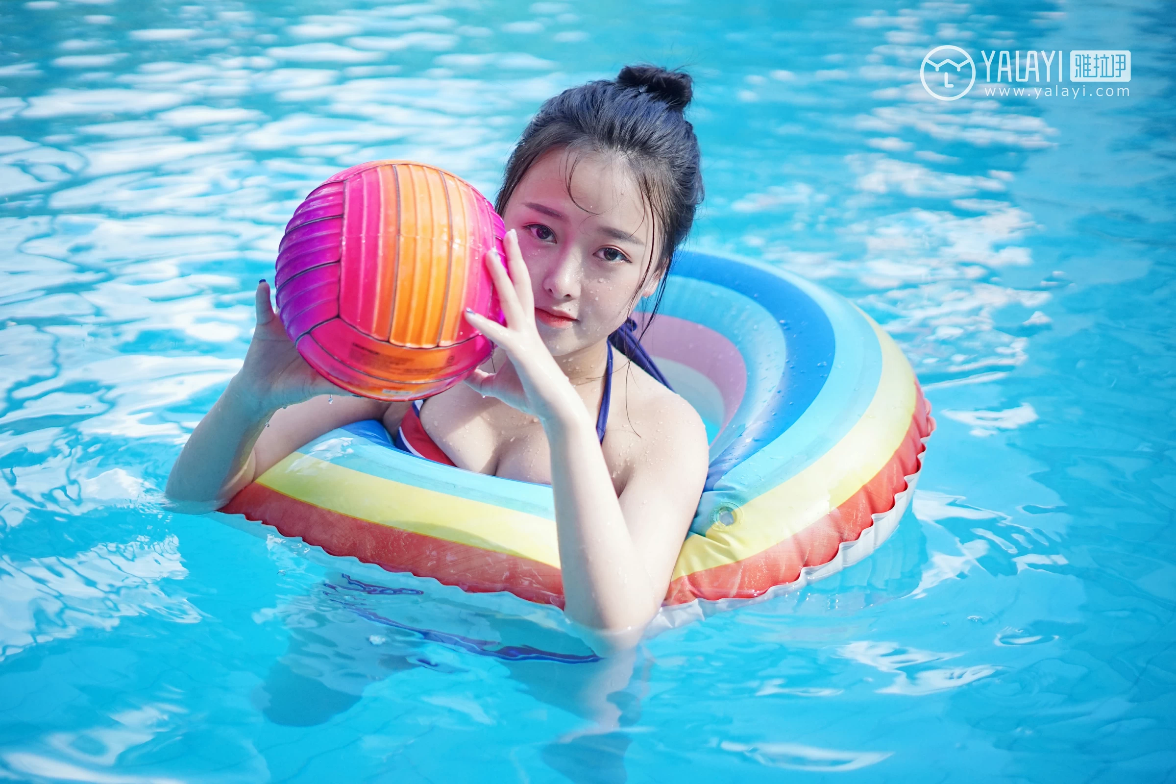 [YALAYI雅拉伊]NO.024 夏日时光 王小淼 彩色比基尼泳装与蓝色浴巾性感私房写真集第6张