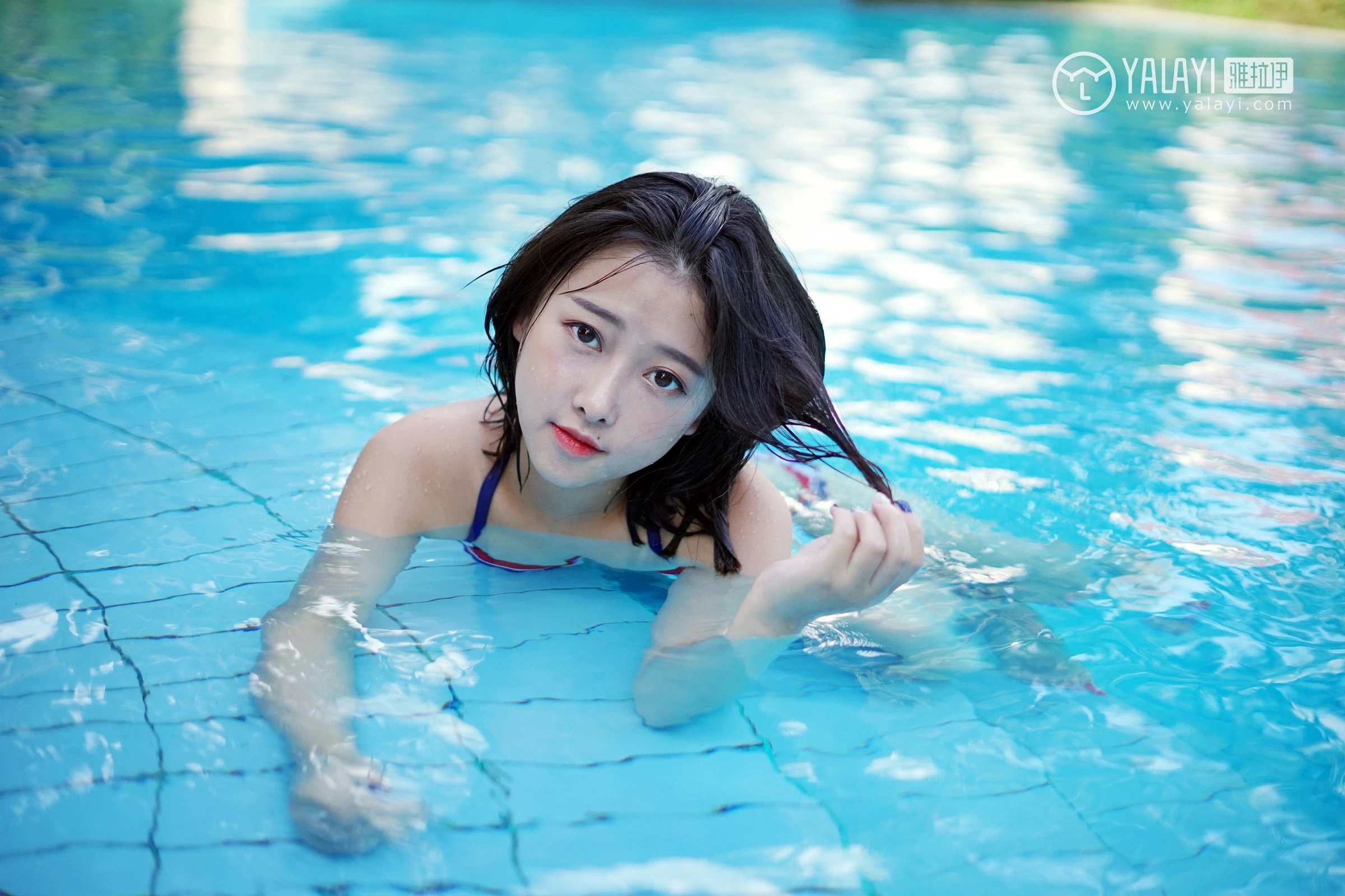 [YALAYI雅拉伊]NO.024 夏日时光 王小淼 彩色比基尼泳装与蓝色浴巾性感私房写真集第7张