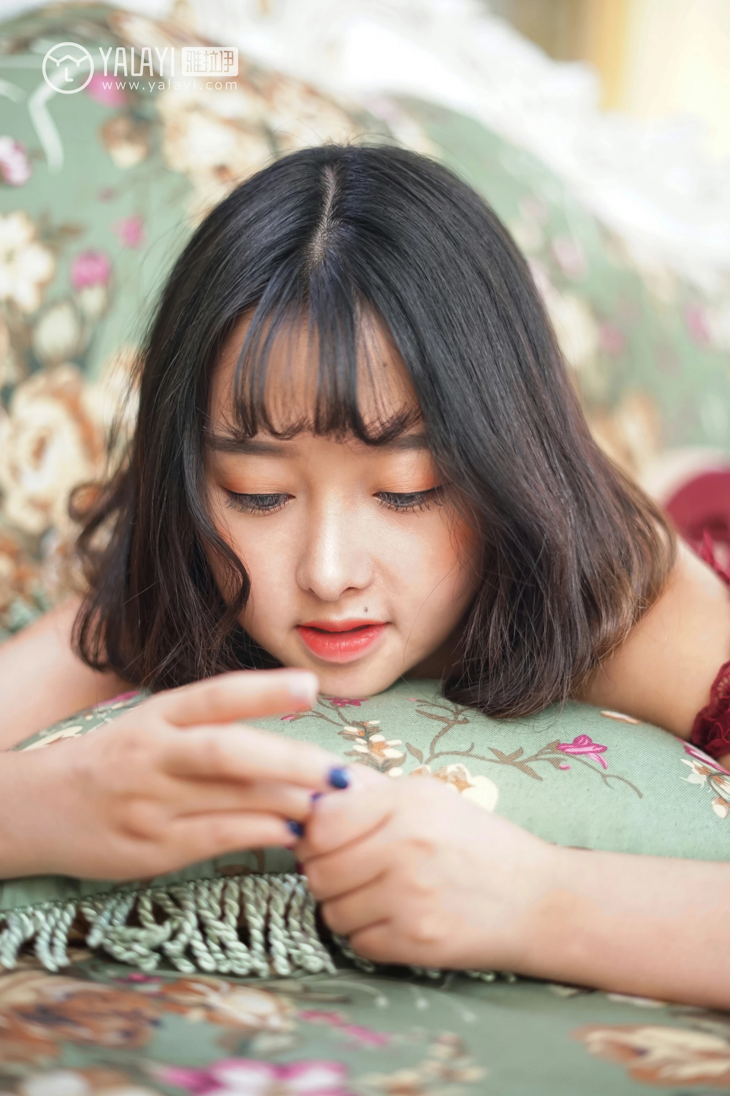 [YALAYI雅拉伊]NO.025 醉在红酒杯里 王小淼 红色蕾丝塑身内衣与红色浴袍性感私房写真集第6张