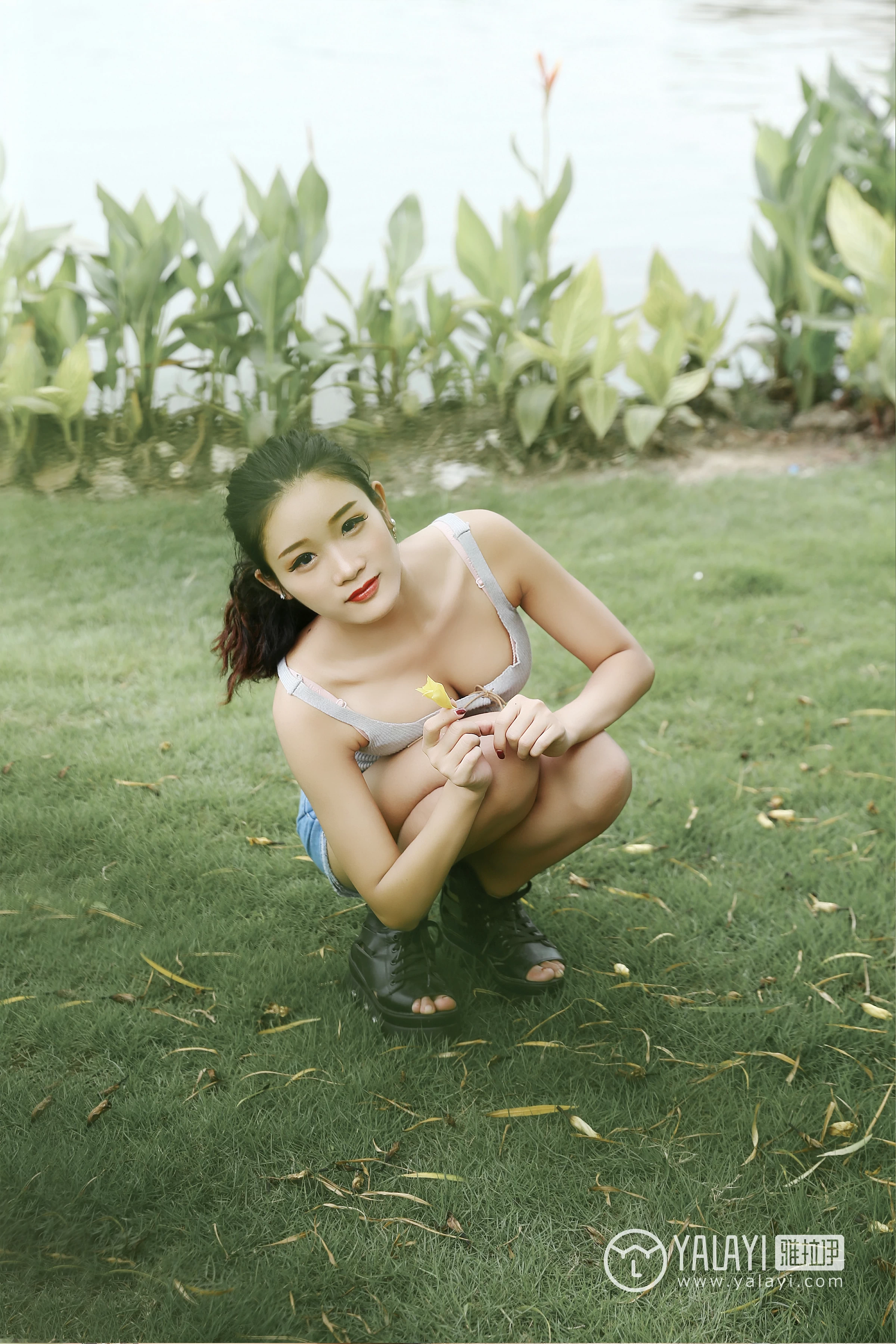 [YALAYI雅拉伊]NO.026 花儿少女 兔洱 白色背心加牛仔热裤性感私房写真集第11张