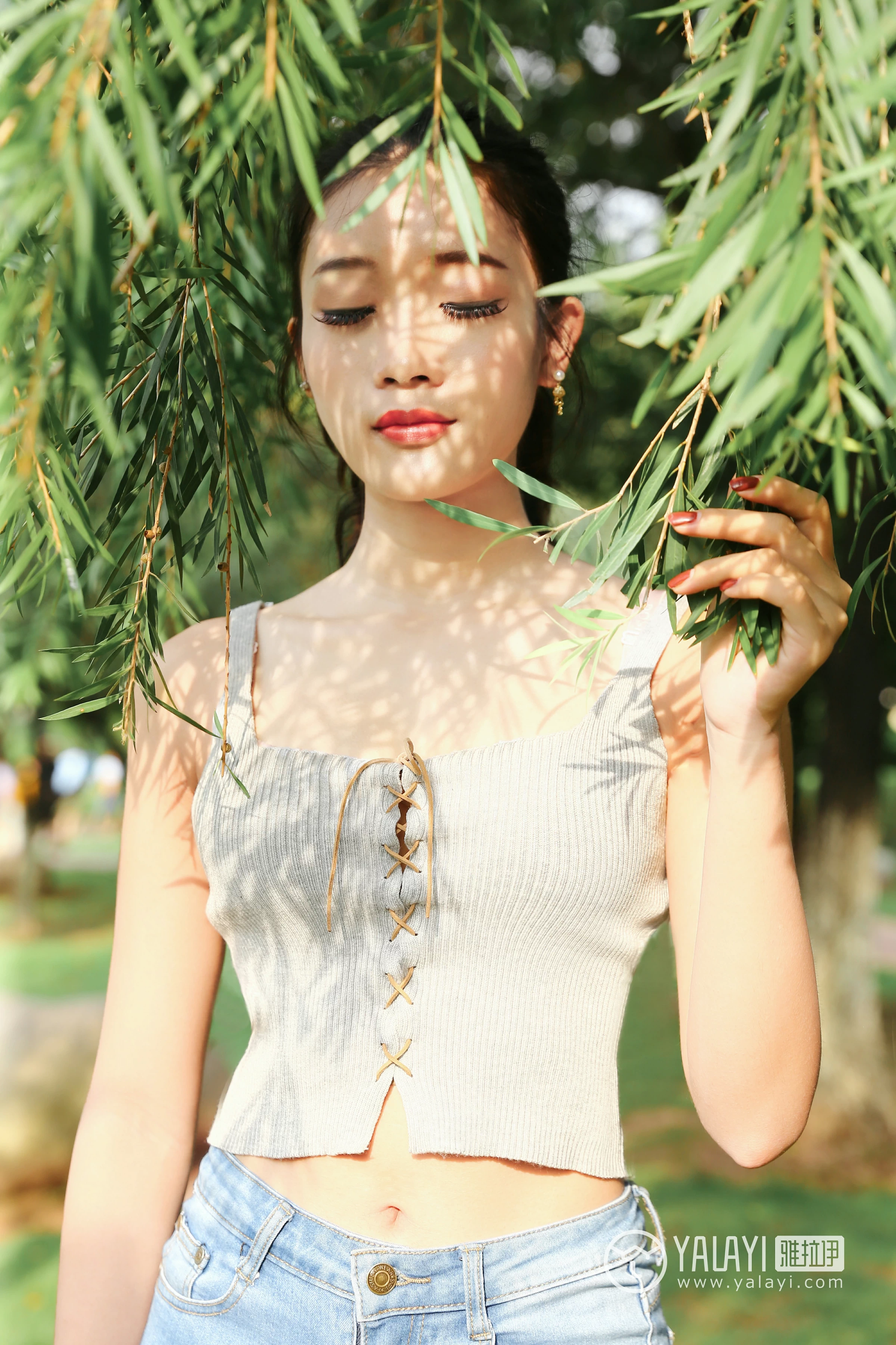 [YALAYI雅拉伊]NO.026 花儿少女 兔洱 白色背心加牛仔热裤性感私房写真集第12张