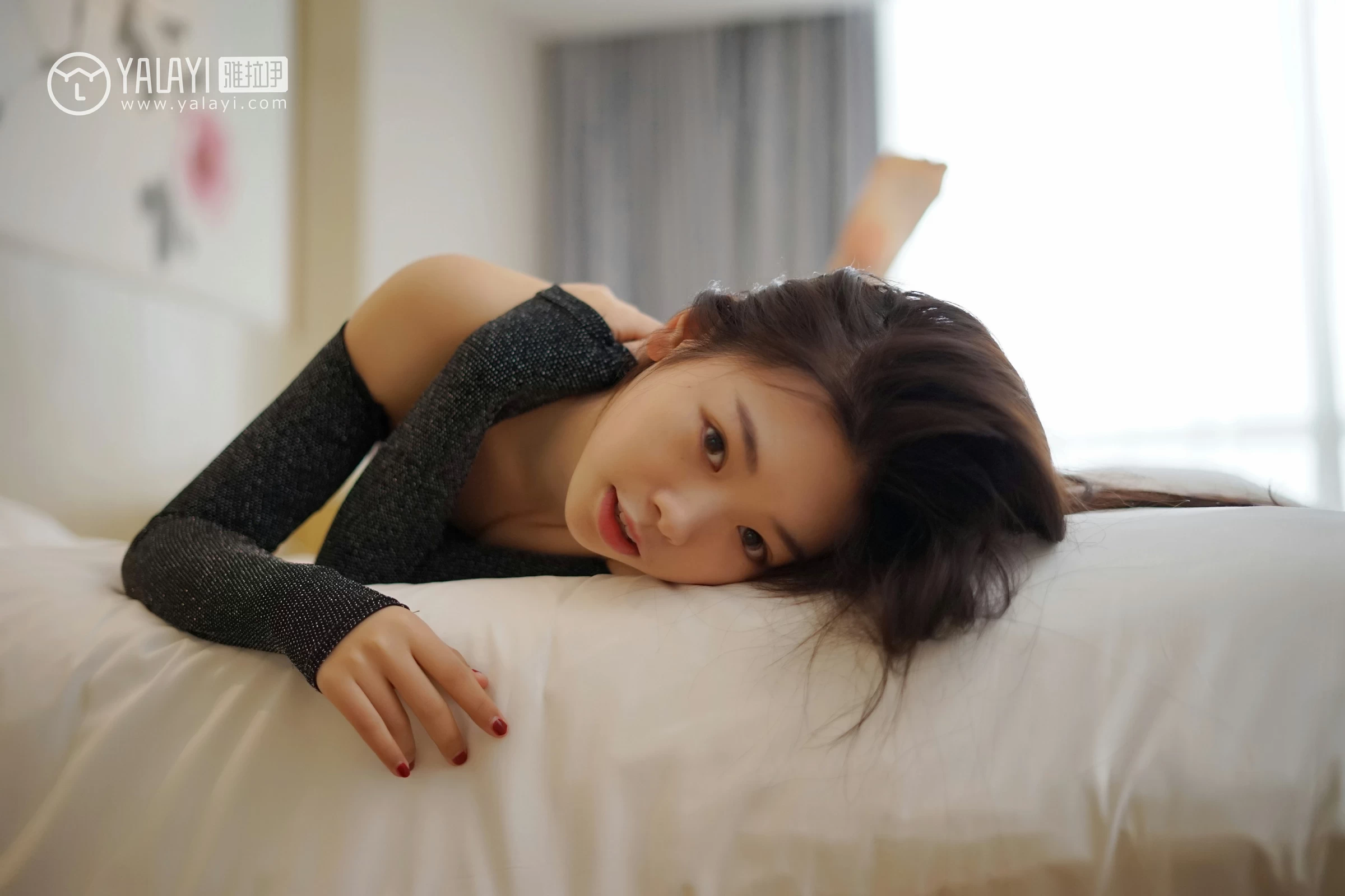 [YALAYI雅拉伊]NO.019 滚床单的诱惑 严冰冰 黑色紧身抹胸连衣裙性感私房写真集第14张