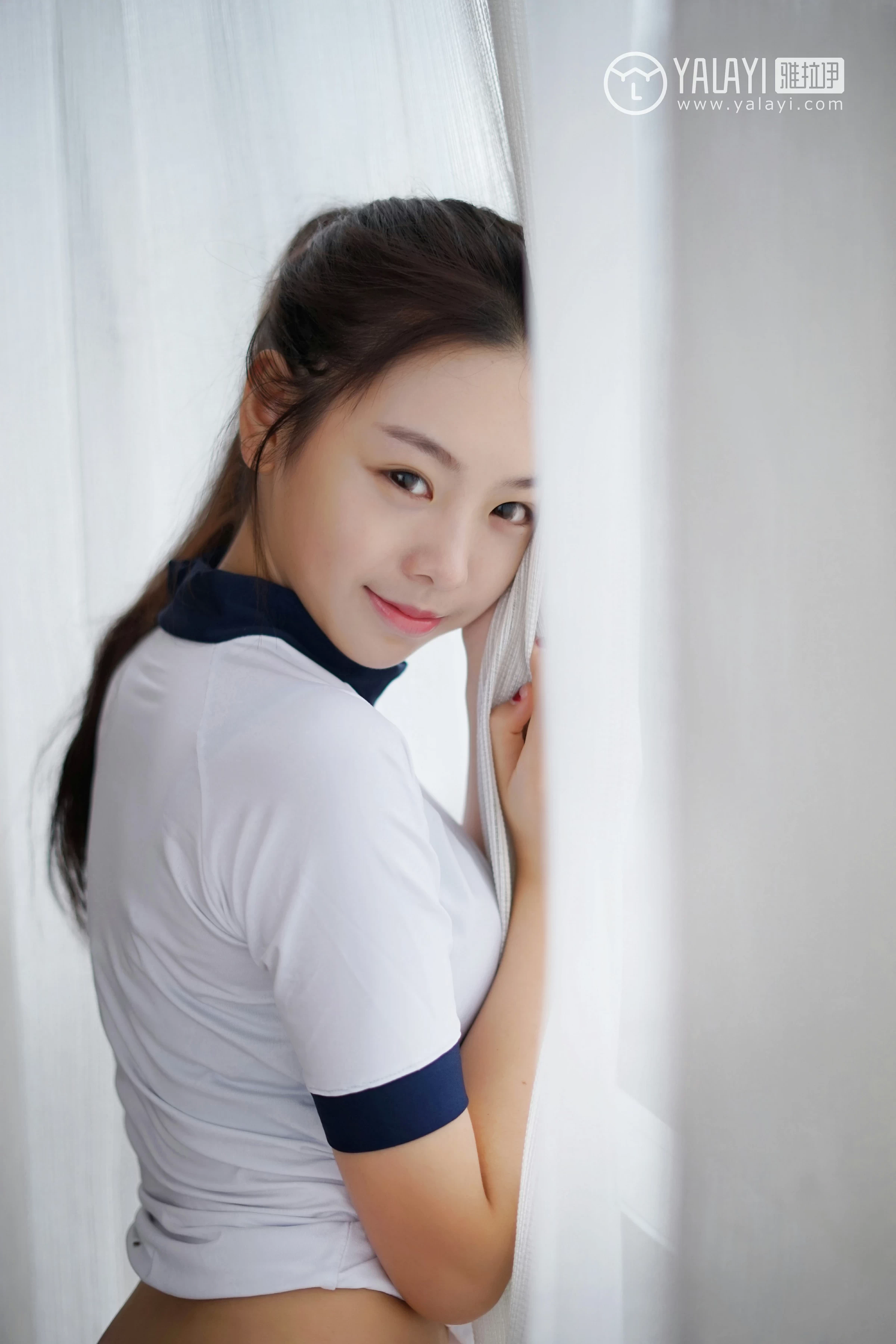 [YALAYI雅拉伊]NO.020 清纯学妹 严冰冰 白色紧身短袖与黑色安全裤加黑色丝袜美腿性感私房写真集第14张
