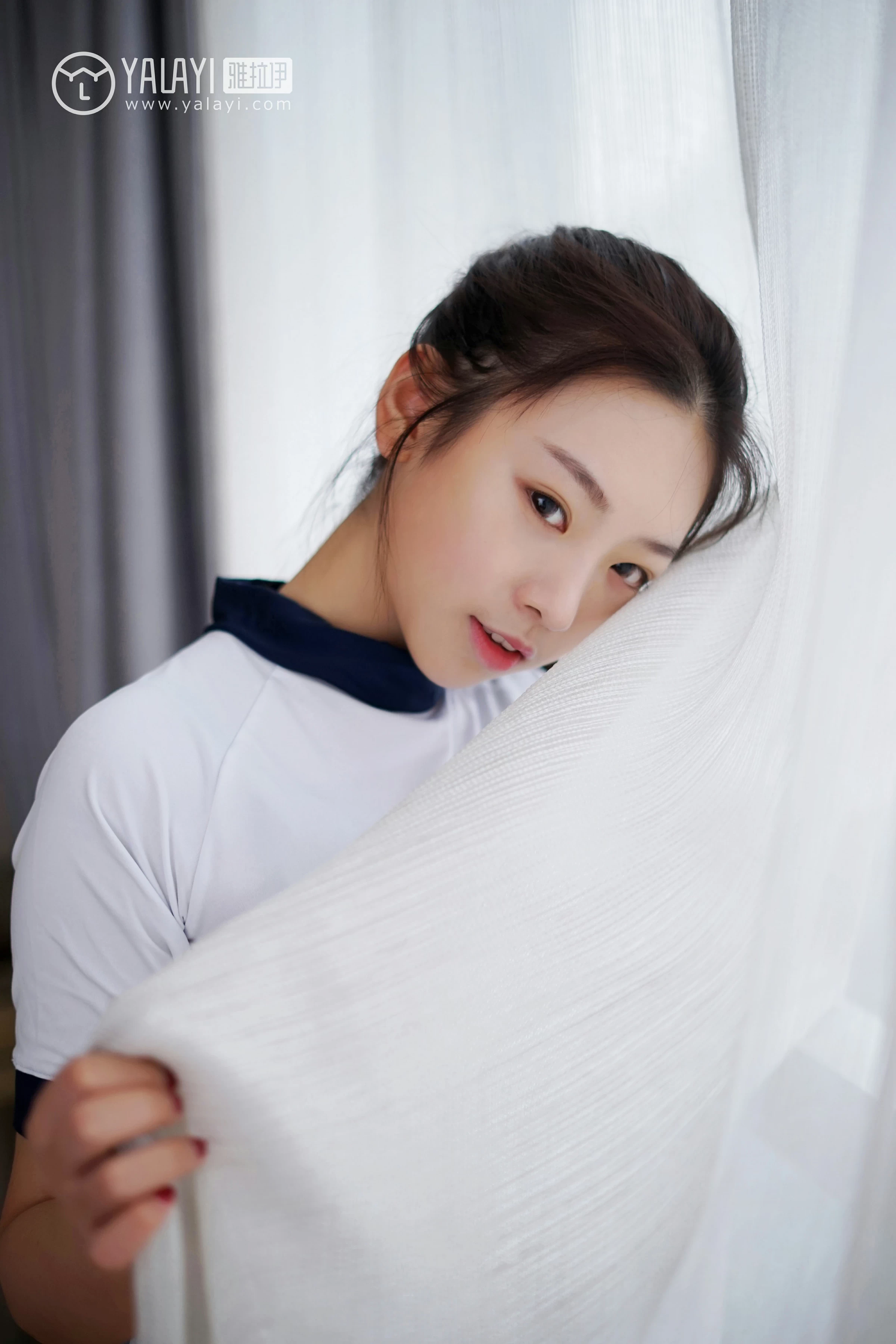 [YALAYI雅拉伊]NO.020 清纯学妹 严冰冰 白色紧身短袖与黑色安全裤加黑色丝袜美腿性感私房写真集第14张